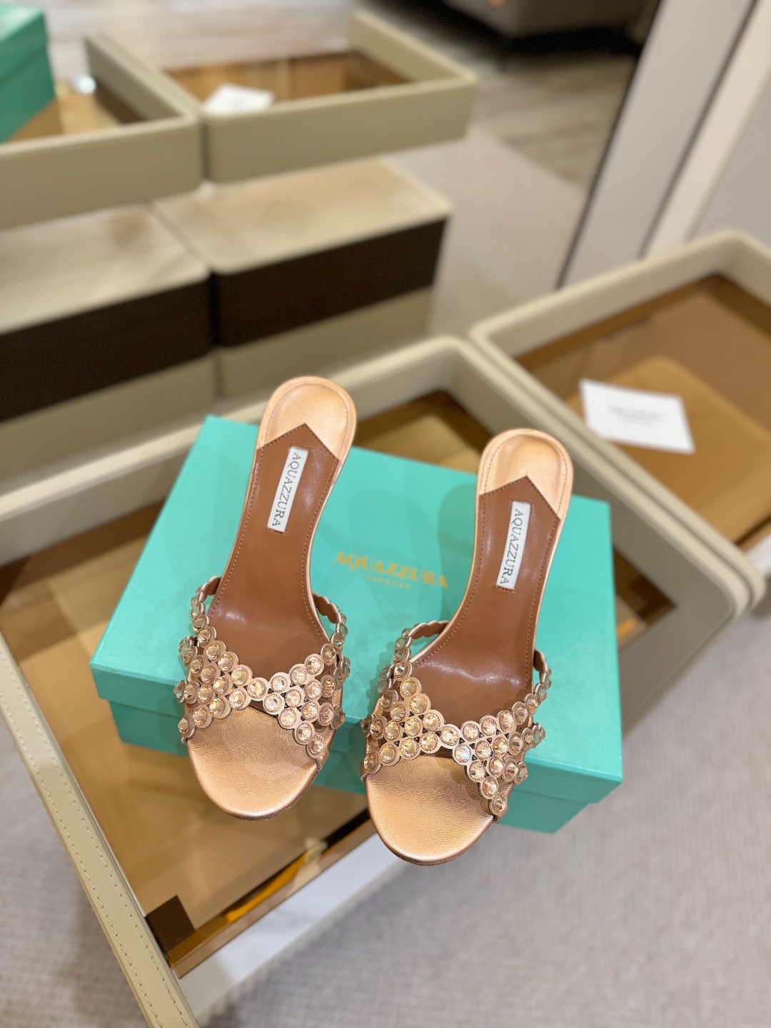 
Aquazzura   菠萝     𝐒𝐒  𝐧𝐞𝐰春夏新品高跟凉鞋。满满的钻，超闪 🌸((☀️⥎☀️