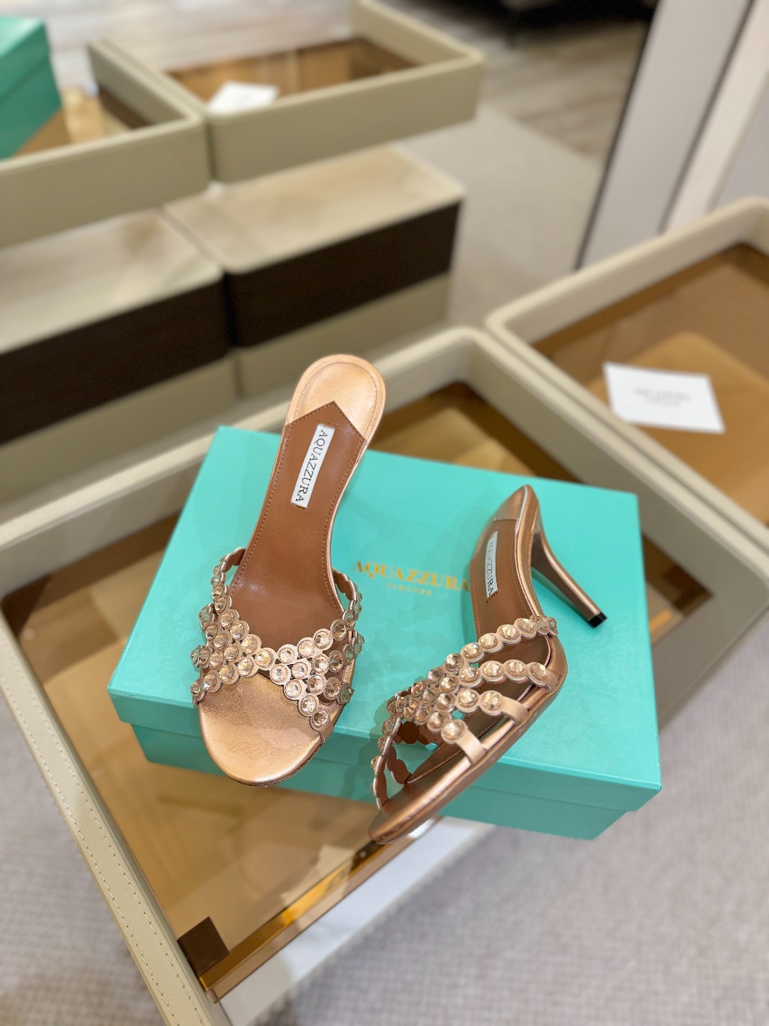 
Aquazzura   菠萝     𝐒𝐒  𝐧𝐞𝐰春夏新品高跟凉鞋。满满的钻，超闪 🌸((☀️⥎☀️