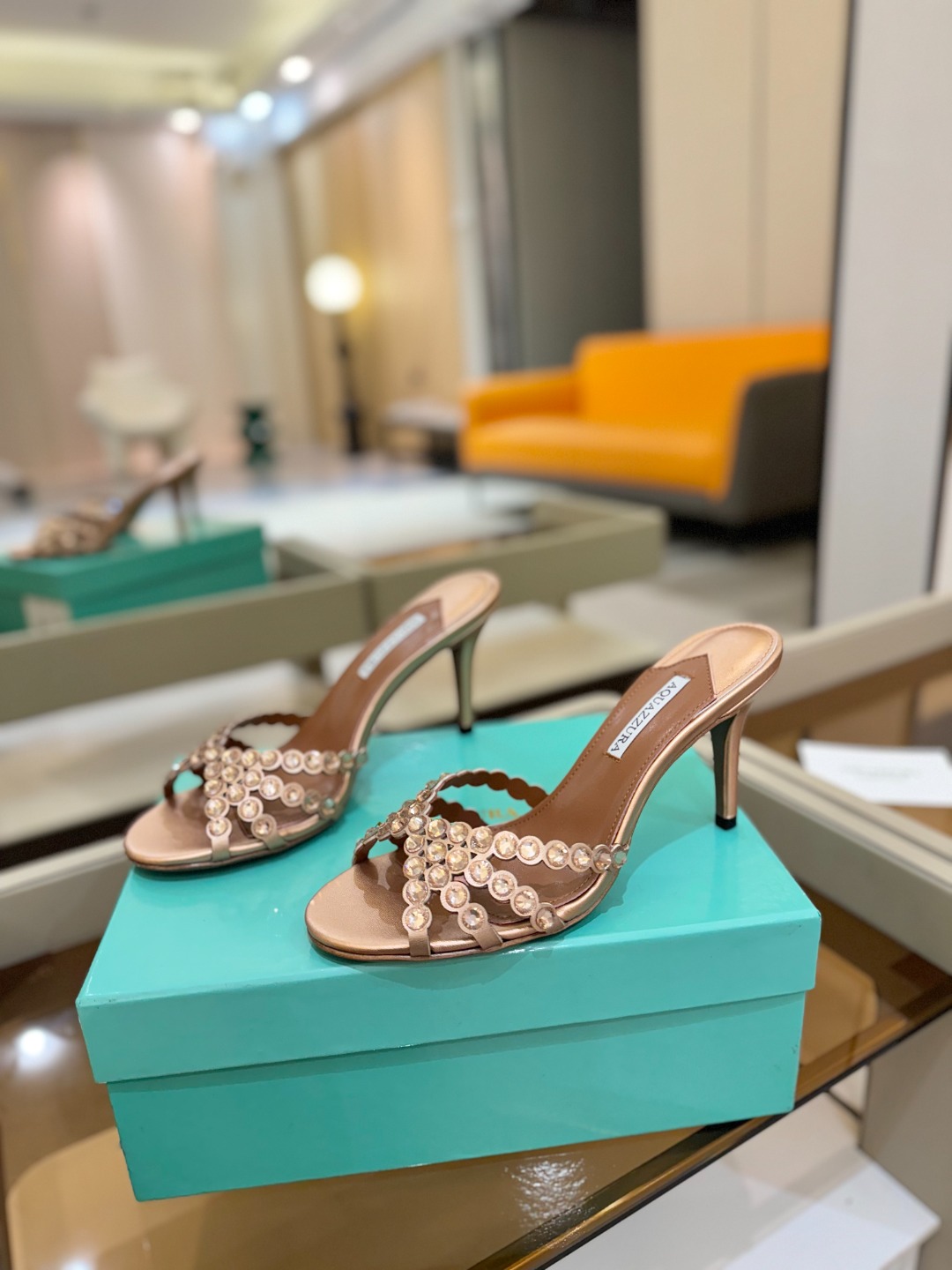 
Aquazzura   菠萝     𝐒𝐒  𝐧𝐞𝐰春夏新品高跟凉鞋。满满的钻，超闪 🌸((☀️⥎☀️