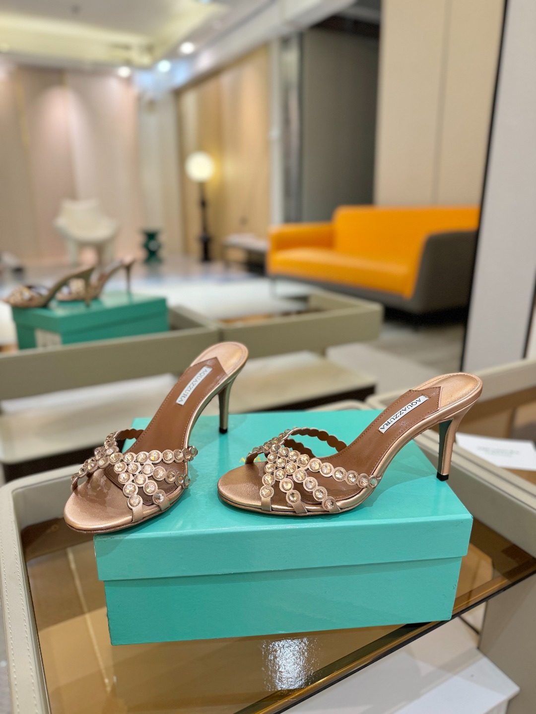 
Aquazzura   菠萝     𝐒𝐒  𝐧𝐞𝐰春夏新品高跟凉鞋。满满的钻，超闪 🌸((☀️⥎☀️