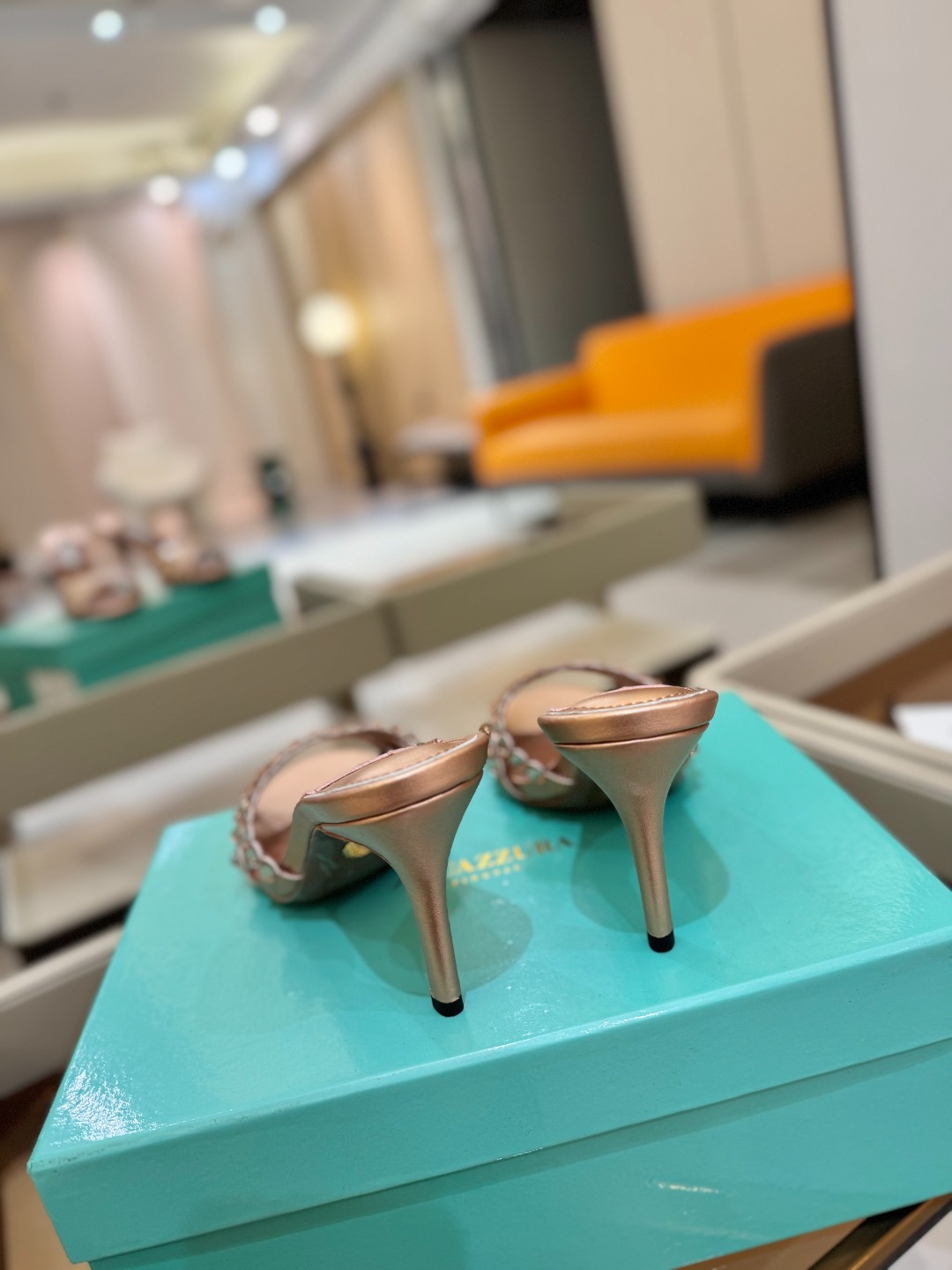 
Aquazzura   菠萝     𝐒𝐒  𝐧𝐞𝐰春夏新品高跟凉鞋。满满的钻，超闪 🌸((☀️⥎☀️