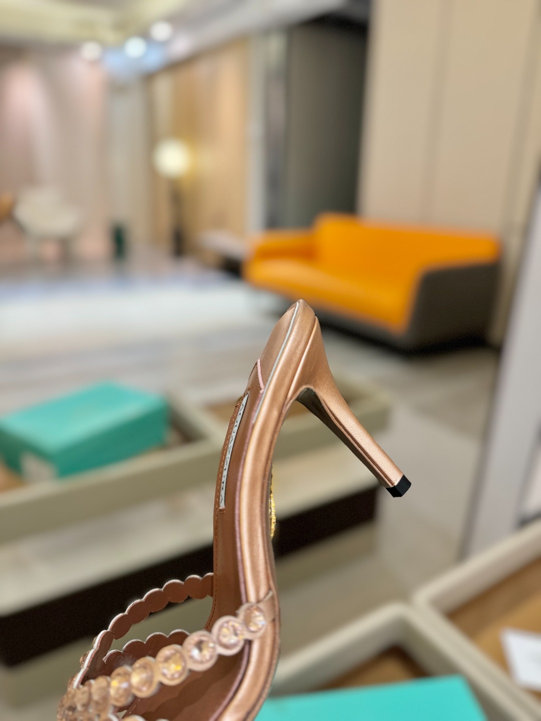 
Aquazzura   菠萝     𝐒𝐒  𝐧𝐞𝐰春夏新品高跟凉鞋。满满的钻，超闪 🌸((☀️⥎☀️