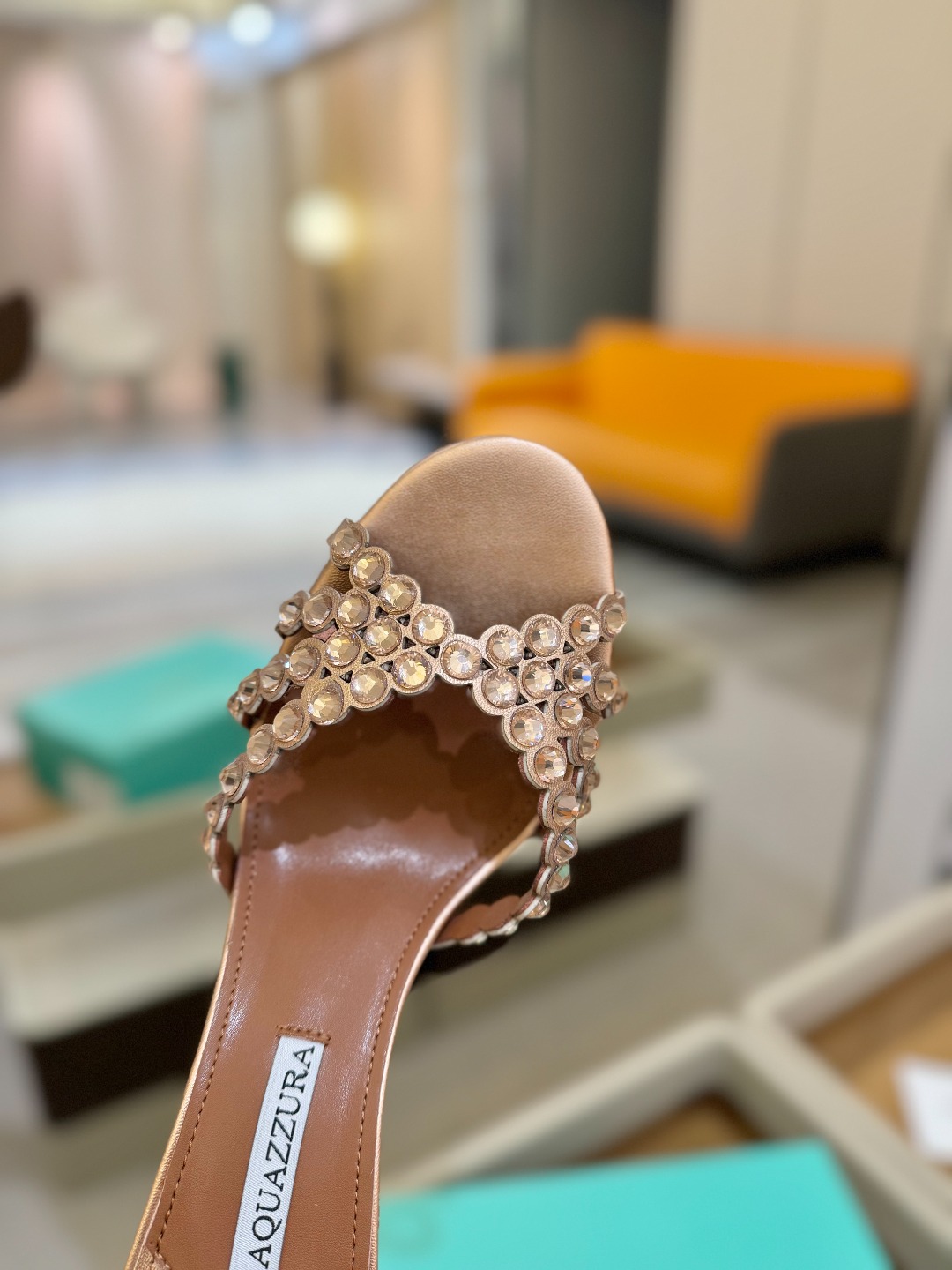 
Aquazzura   菠萝     𝐒𝐒  𝐧𝐞𝐰春夏新品高跟凉鞋。满满的钻，超闪 🌸((☀️⥎☀️