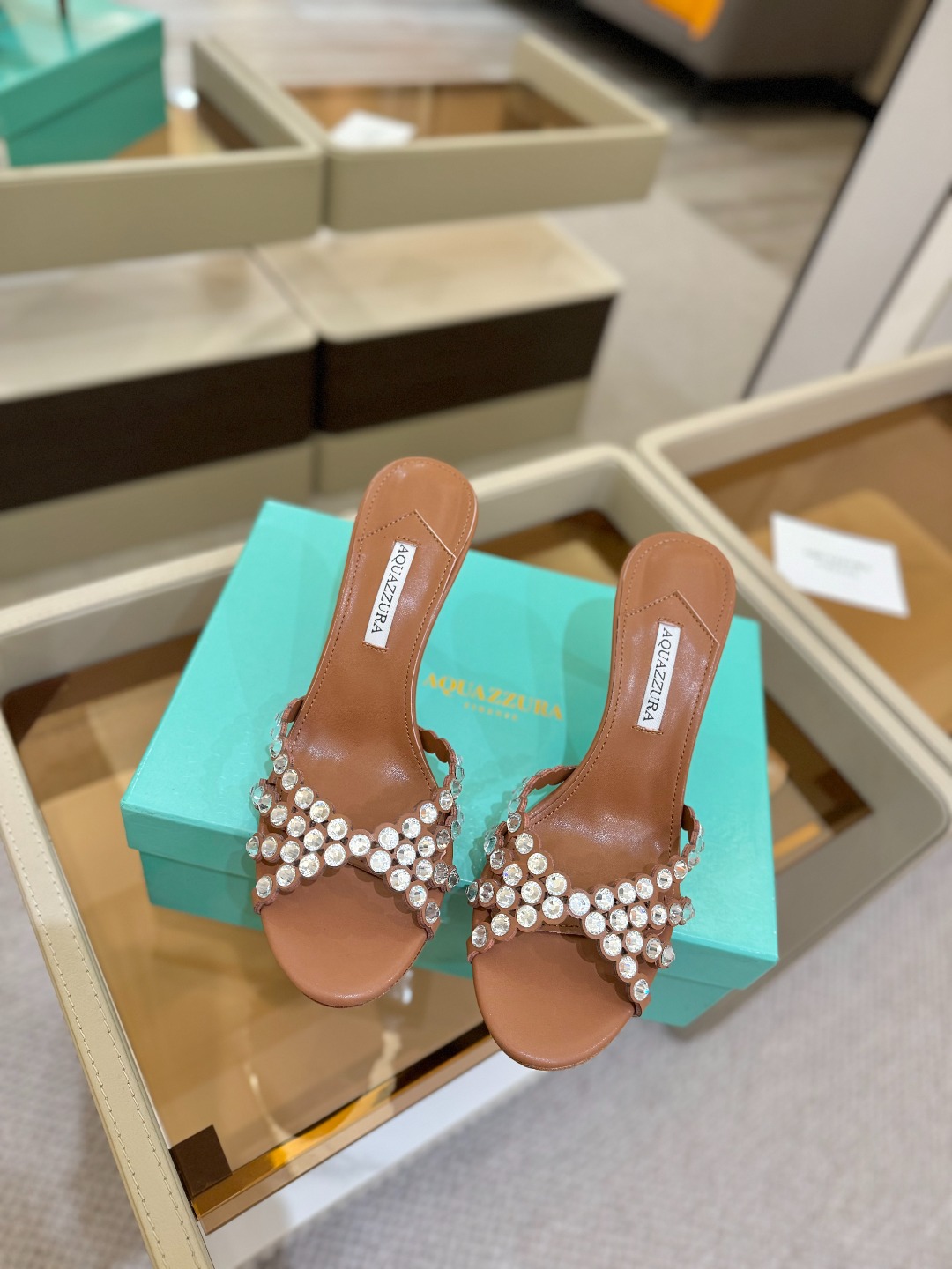 
Aquazzura   菠萝     𝐒𝐒  𝐧𝐞𝐰春夏新品高跟凉鞋。满满的钻，超闪 🌸((☀️⥎☀️