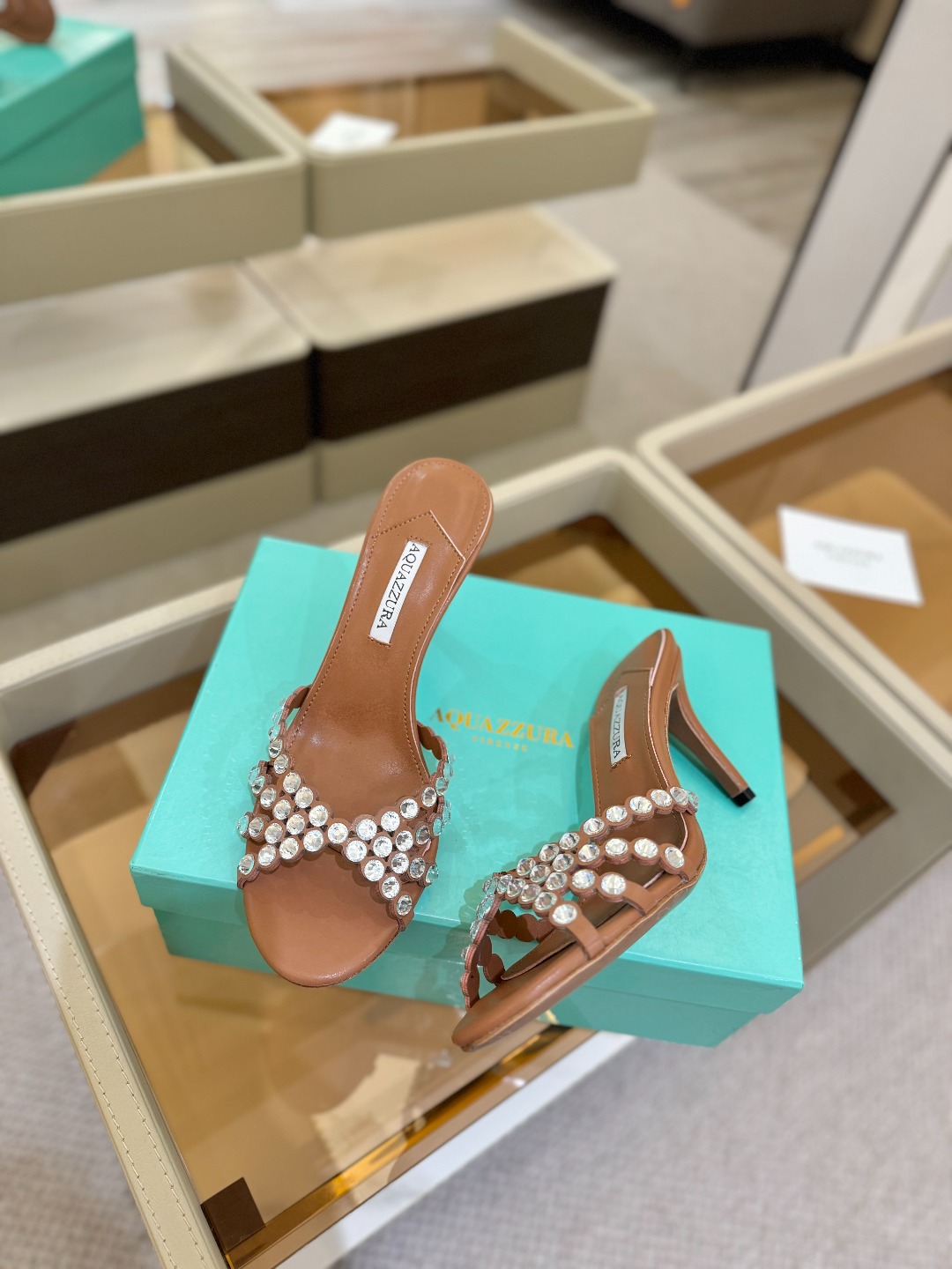 
Aquazzura   菠萝     𝐒𝐒  𝐧𝐞𝐰春夏新品高跟凉鞋。满满的钻，超闪 🌸((☀️⥎☀️