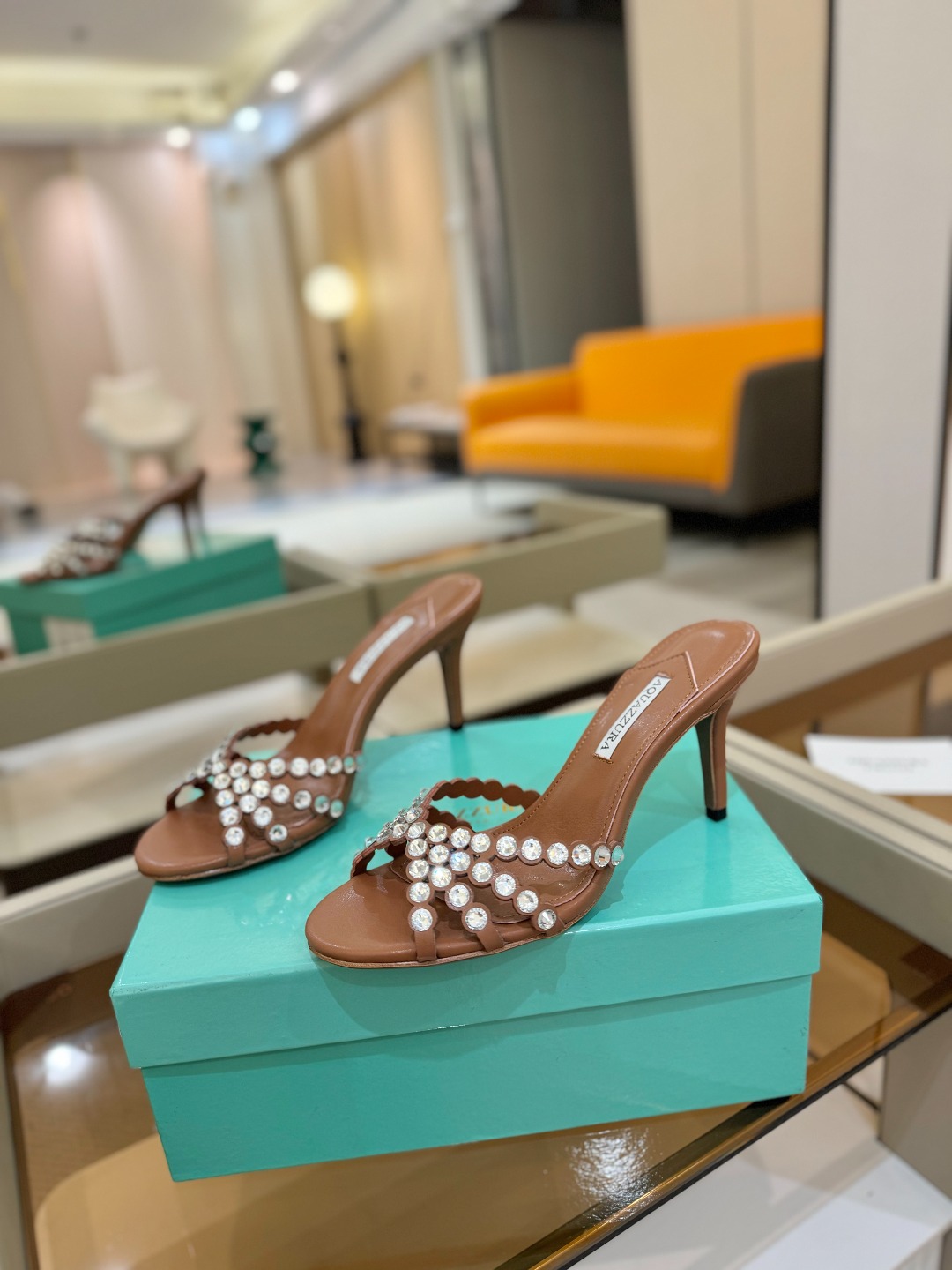
Aquazzura   菠萝     𝐒𝐒  𝐧𝐞𝐰春夏新品高跟凉鞋。满满的钻，超闪 🌸((☀️⥎☀️
