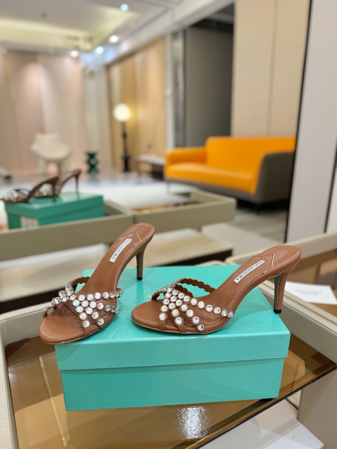 
Aquazzura   菠萝     𝐒𝐒  𝐧𝐞𝐰春夏新品高跟凉鞋。满满的钻，超闪 🌸((☀️⥎☀️