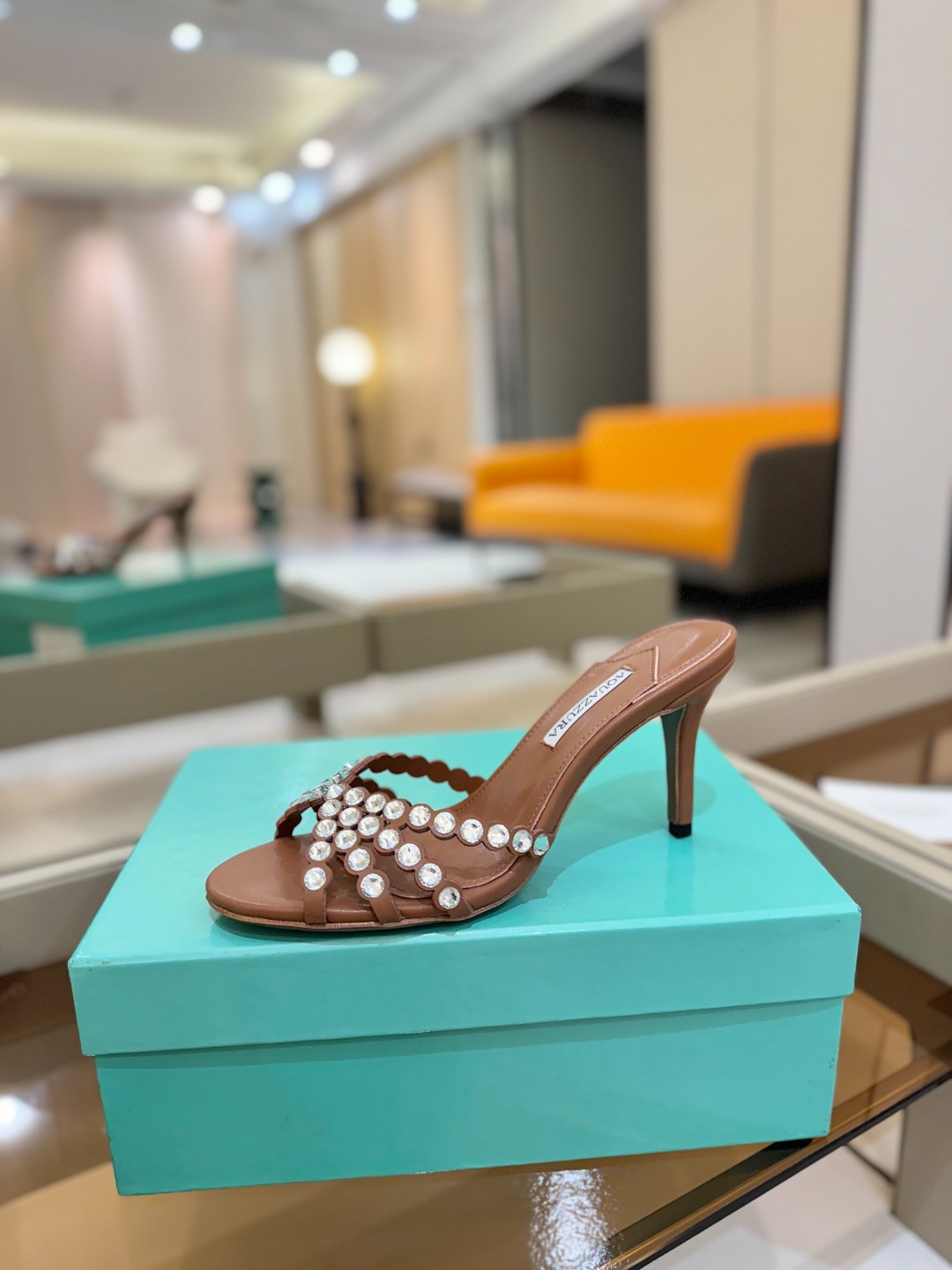 
Aquazzura   菠萝     𝐒𝐒  𝐧𝐞𝐰春夏新品高跟凉鞋。满满的钻，超闪 🌸((☀️⥎☀️