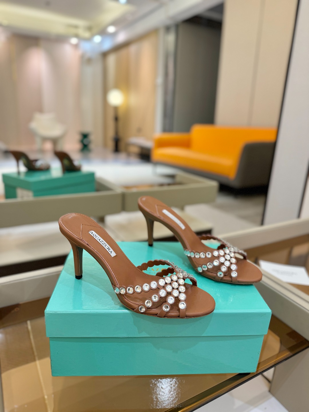 
Aquazzura   菠萝     𝐒𝐒  𝐧𝐞𝐰春夏新品高跟凉鞋。满满的钻，超闪 🌸((☀️⥎☀️