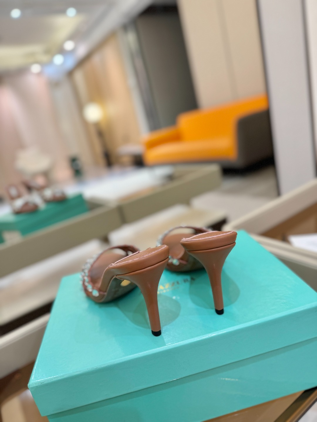 
Aquazzura   菠萝     𝐒𝐒  𝐧𝐞𝐰春夏新品高跟凉鞋。满满的钻，超闪 🌸((☀️⥎☀️