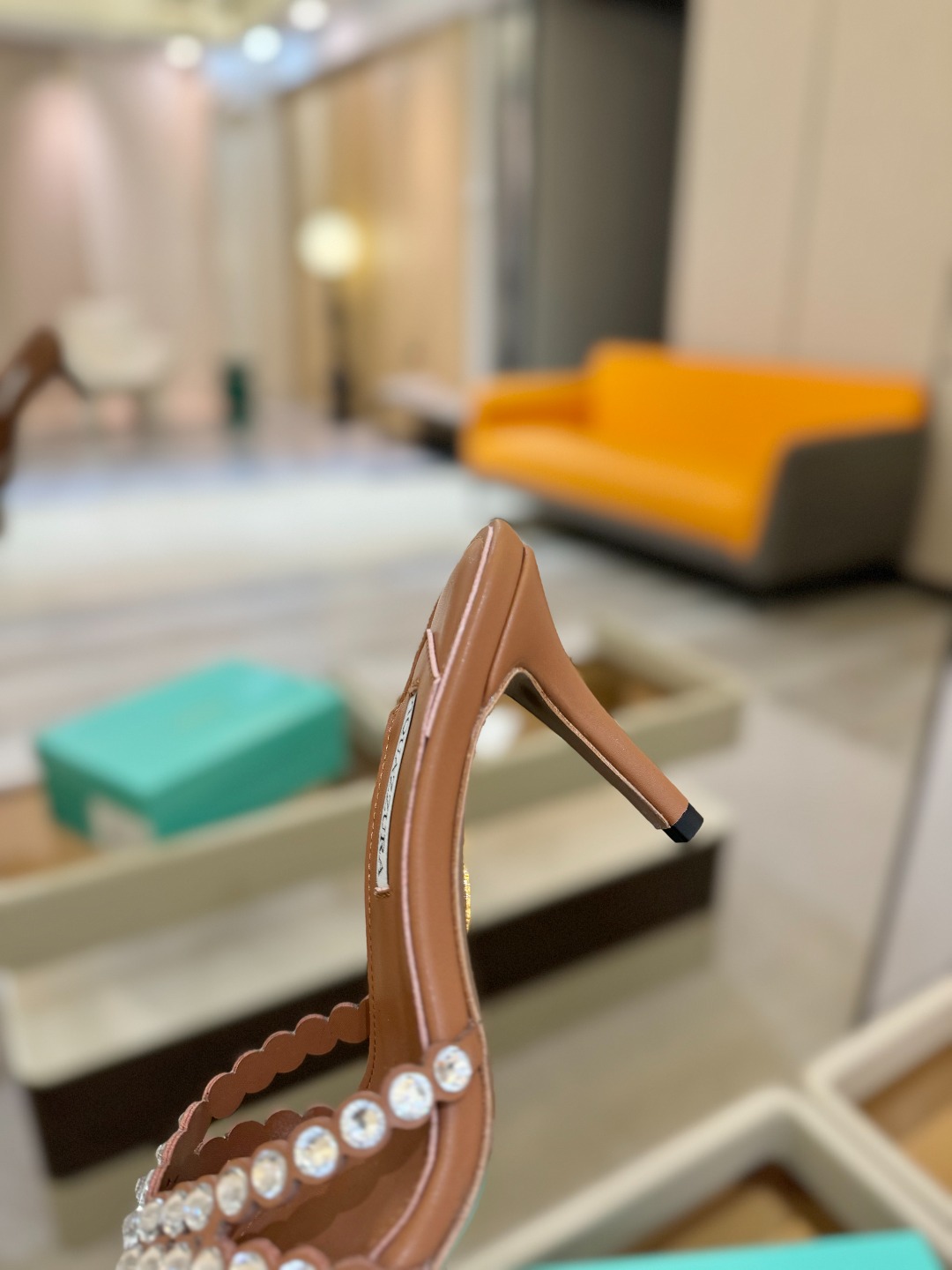 
Aquazzura   菠萝     𝐒𝐒  𝐧𝐞𝐰春夏新品高跟凉鞋。满满的钻，超闪 🌸((☀️⥎☀️