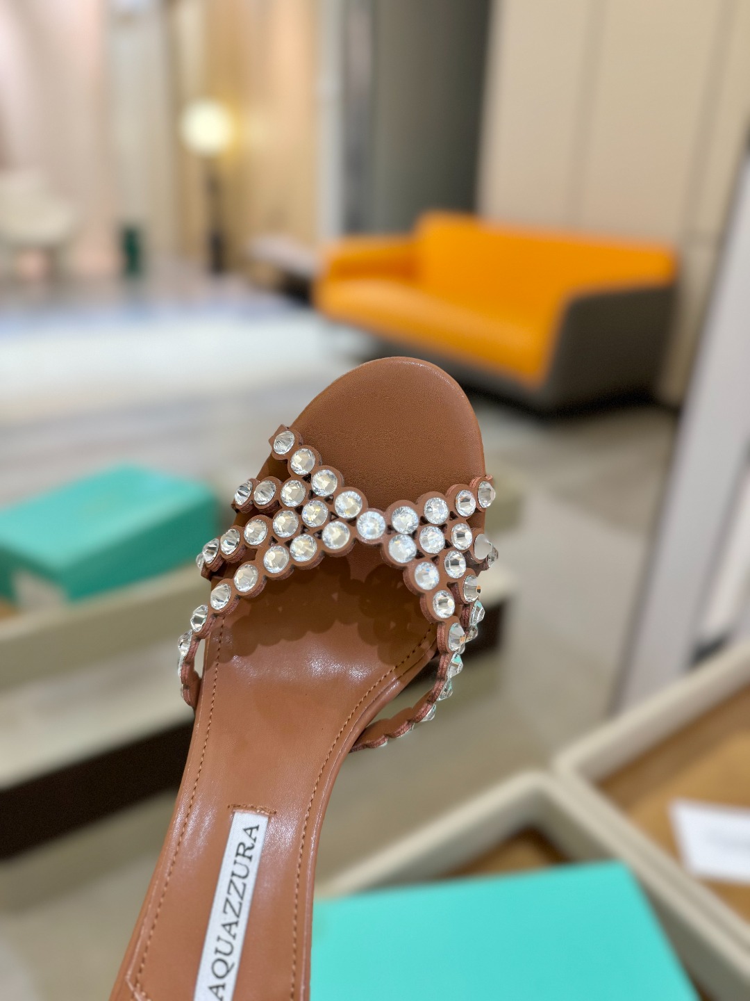 
Aquazzura   菠萝     𝐒𝐒  𝐧𝐞𝐰春夏新品高跟凉鞋。满满的钻，超闪 🌸((☀️⥎☀️