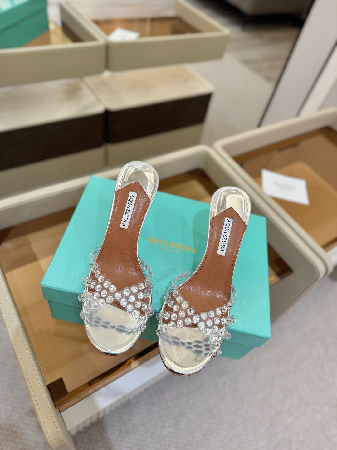 
Aquazzura   菠萝     𝐒𝐒  𝐧𝐞𝐰春夏新品高跟凉鞋。满满的钻，超闪 🌸((☀️⥎☀️