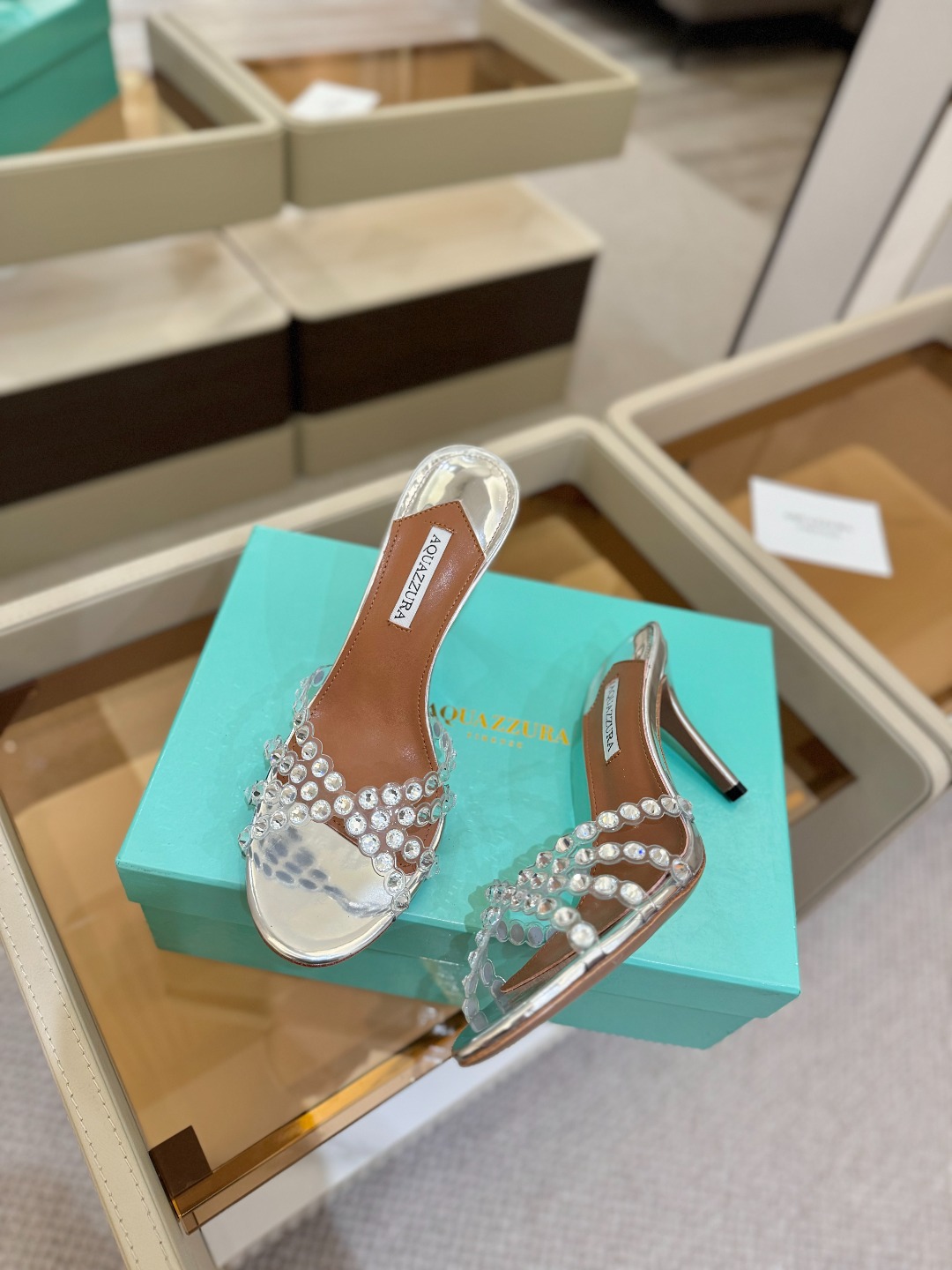 
Aquazzura   菠萝     𝐒𝐒  𝐧𝐞𝐰春夏新品高跟凉鞋。满满的钻，超闪 🌸((☀️⥎☀️
