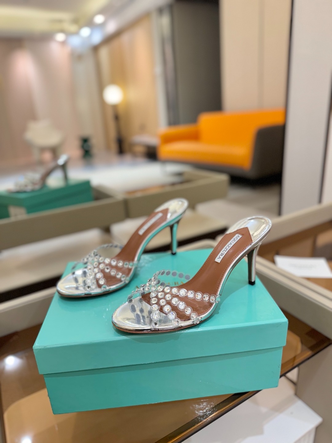 
Aquazzura   菠萝     𝐒𝐒  𝐧𝐞𝐰春夏新品高跟凉鞋。满满的钻，超闪 🌸((☀️⥎☀️