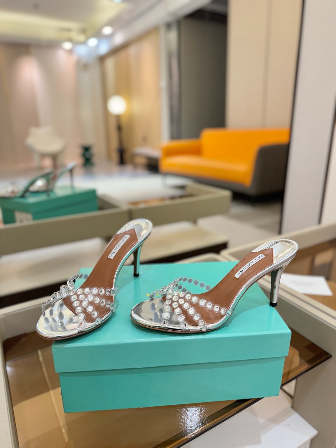 
Aquazzura   菠萝     𝐒𝐒  𝐧𝐞𝐰春夏新品高跟凉鞋。满满的钻，超闪 🌸((☀️⥎☀️