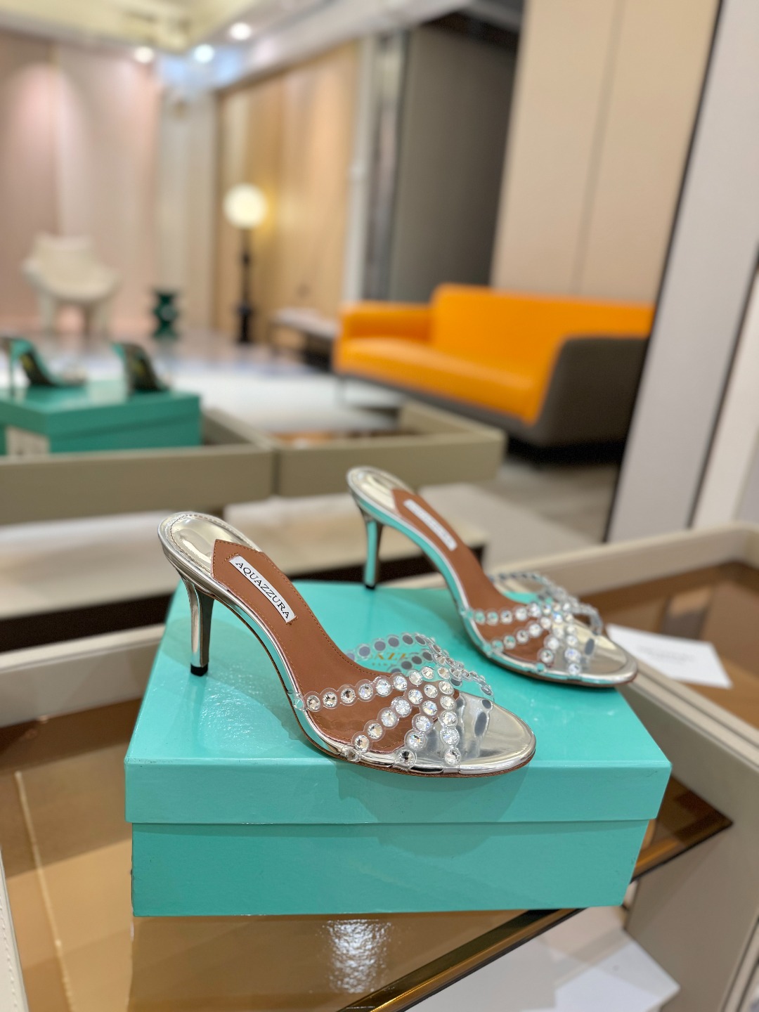 
Aquazzura   菠萝     𝐒𝐒  𝐧𝐞𝐰春夏新品高跟凉鞋。满满的钻，超闪 🌸((☀️⥎☀️