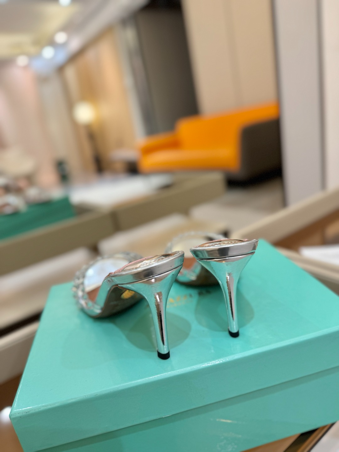 
Aquazzura   菠萝     𝐒𝐒  𝐧𝐞𝐰春夏新品高跟凉鞋。满满的钻，超闪 🌸((☀️⥎☀️