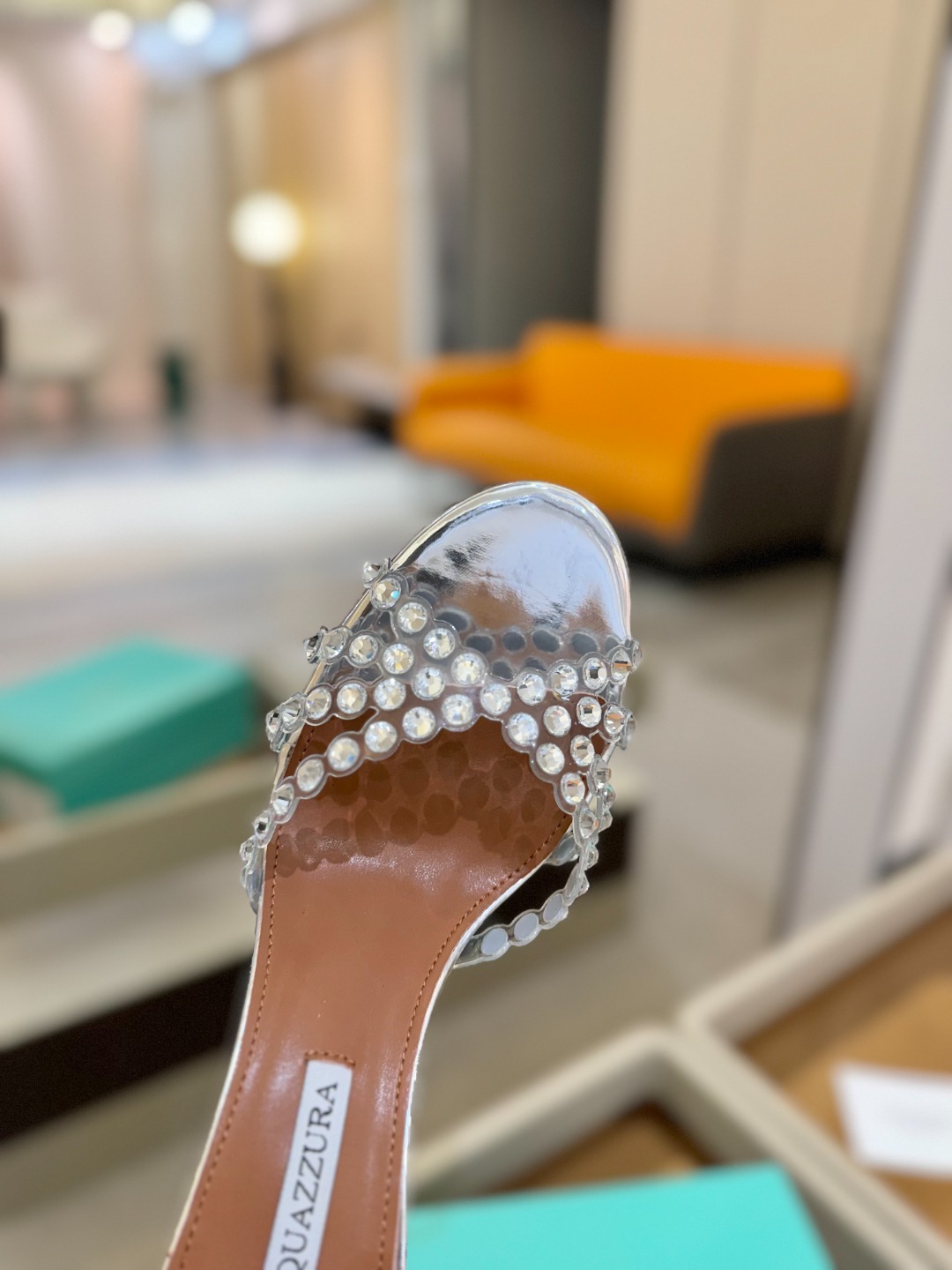 
Aquazzura   菠萝     𝐒𝐒  𝐧𝐞𝐰春夏新品高跟凉鞋。满满的钻，超闪 🌸((☀️⥎☀️