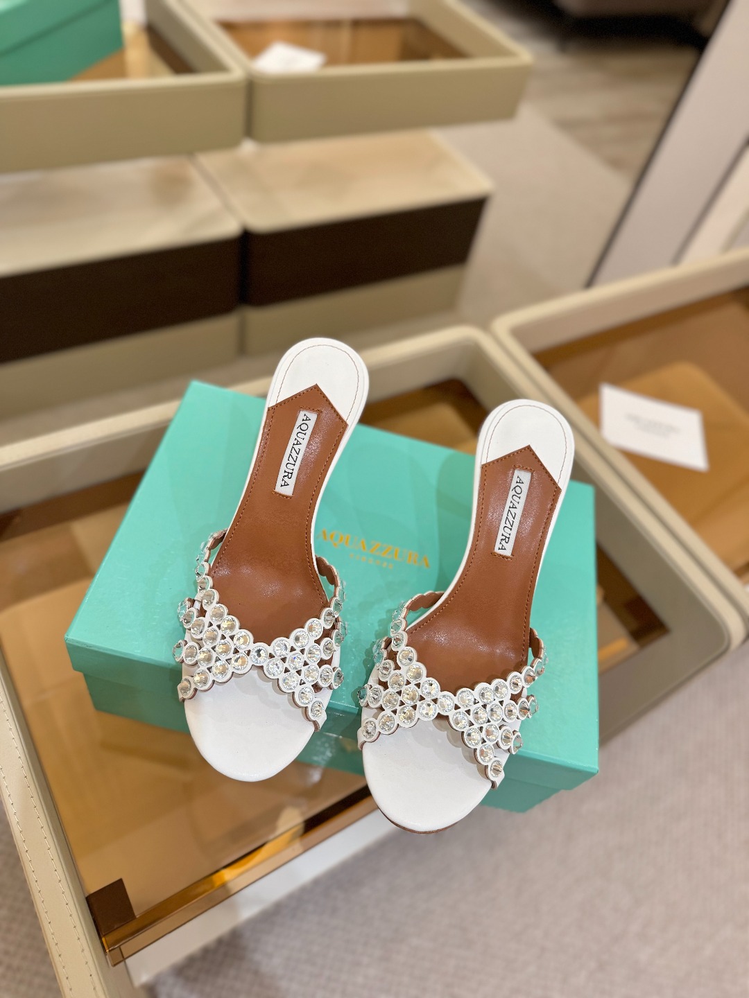 
Aquazzura   菠萝     𝐒𝐒  𝐧𝐞𝐰春夏新品高跟凉鞋。满满的钻，超闪 🌸((☀️⥎☀️