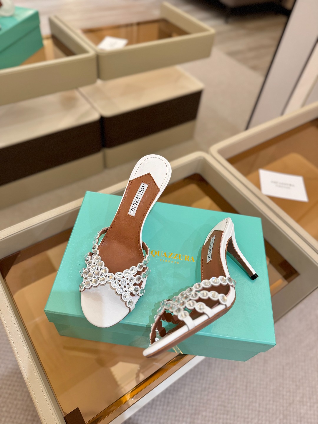 
Aquazzura   菠萝     𝐒𝐒  𝐧𝐞𝐰春夏新品高跟凉鞋。满满的钻，超闪 🌸((☀️⥎☀️