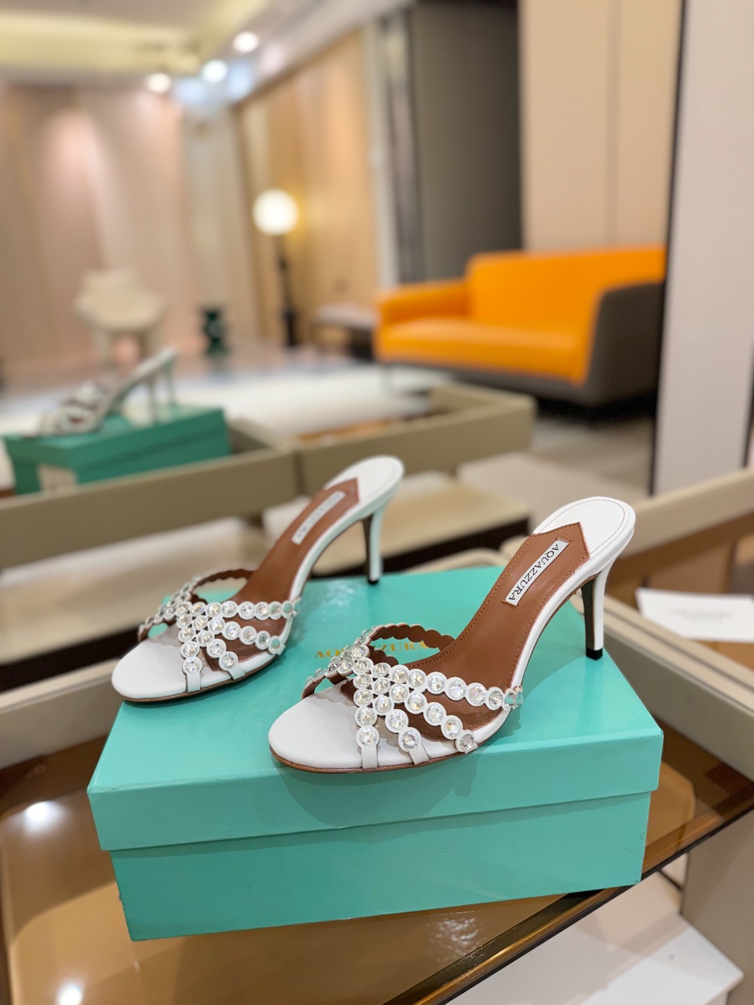 
Aquazzura   菠萝     𝐒𝐒  𝐧𝐞𝐰春夏新品高跟凉鞋。满满的钻，超闪 🌸((☀️⥎☀️