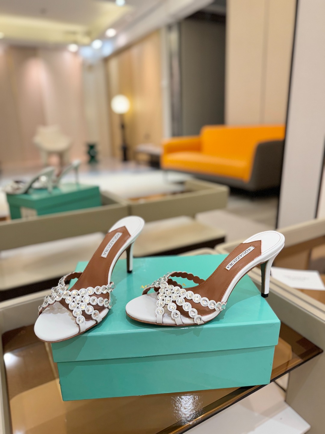 
Aquazzura   菠萝     𝐒𝐒  𝐧𝐞𝐰春夏新品高跟凉鞋。满满的钻，超闪 🌸((☀️⥎☀️