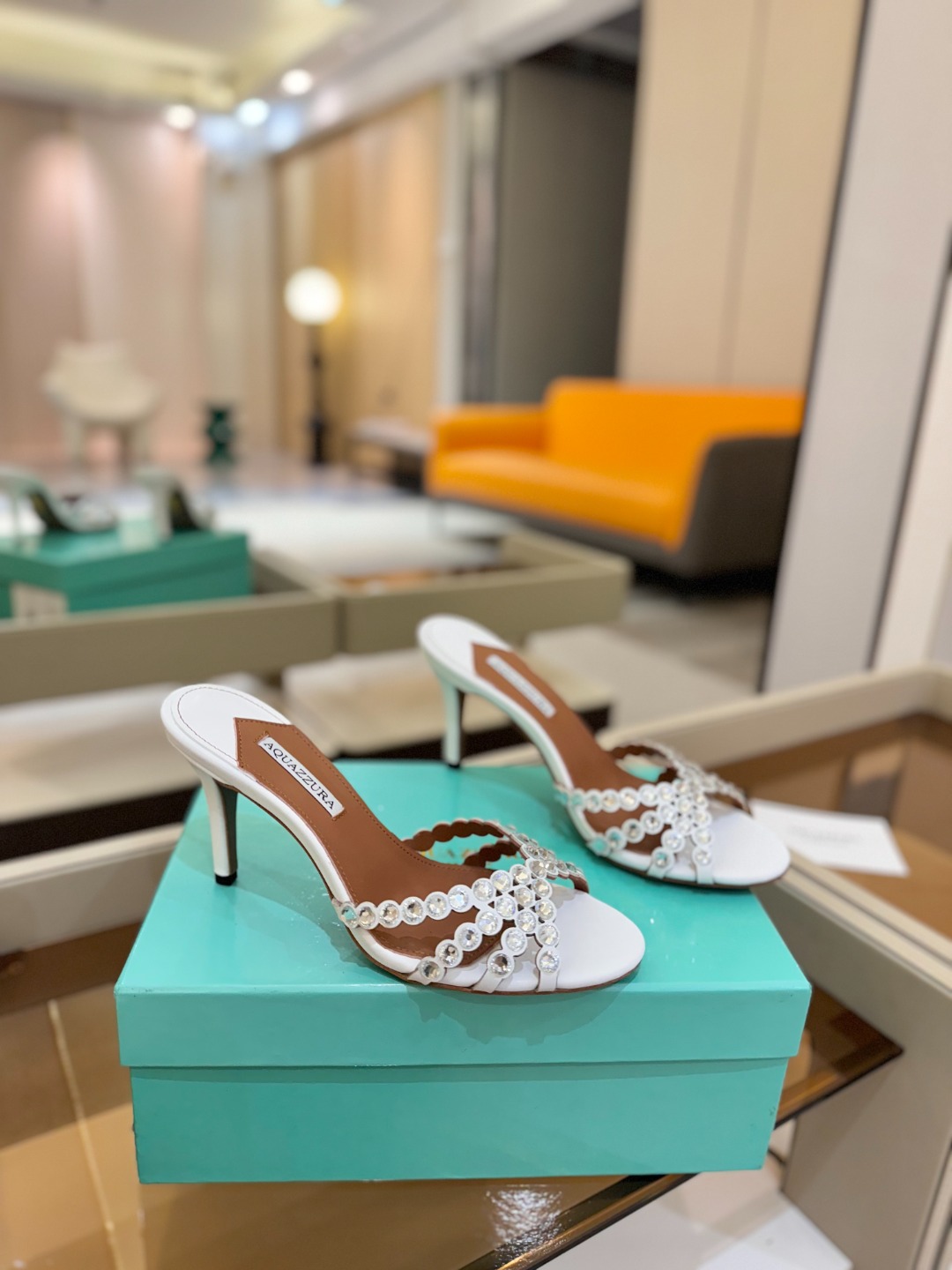 
Aquazzura   菠萝     𝐒𝐒  𝐧𝐞𝐰春夏新品高跟凉鞋。满满的钻，超闪 🌸((☀️⥎☀️