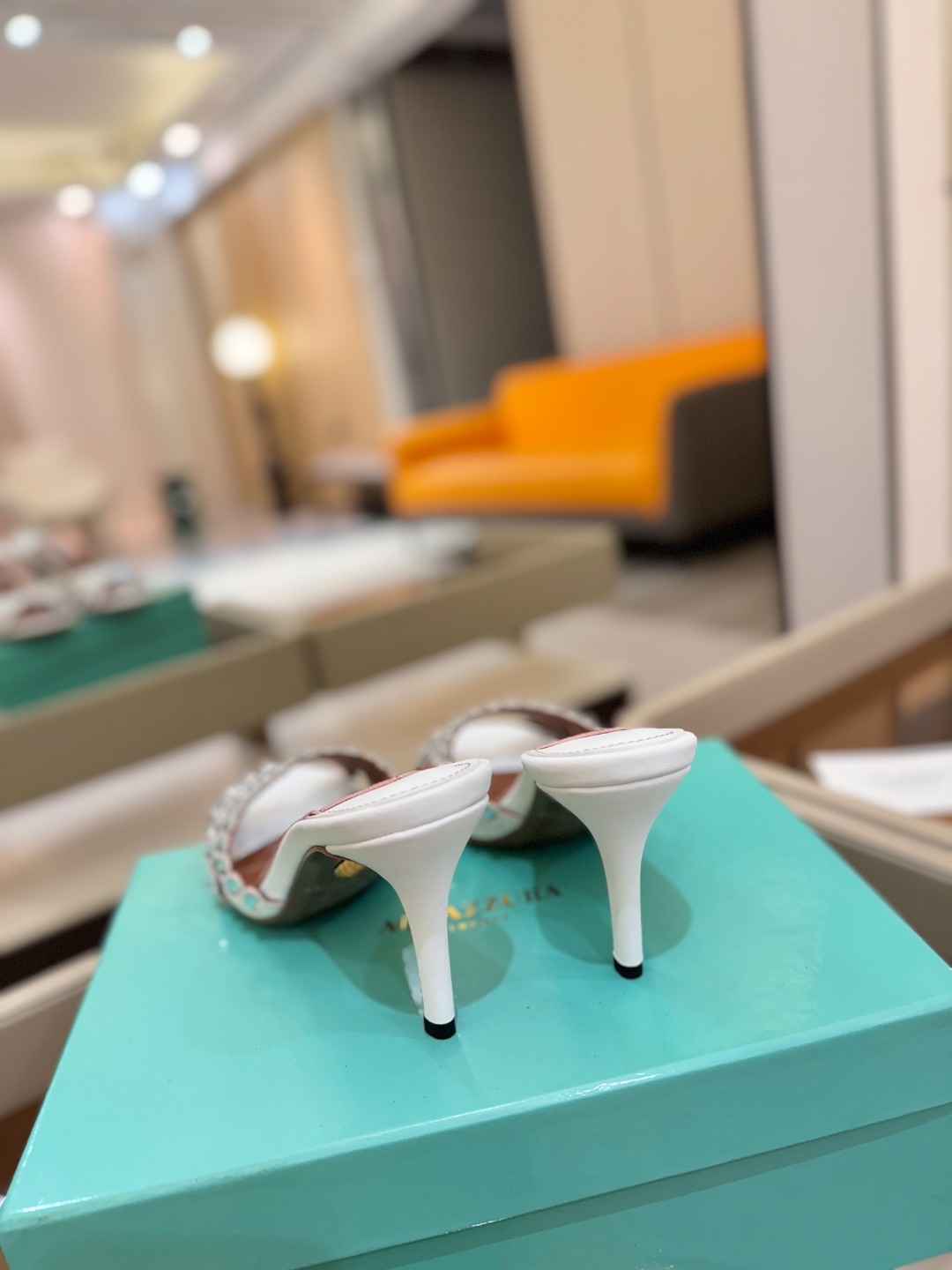
Aquazzura   菠萝     𝐒𝐒  𝐧𝐞𝐰春夏新品高跟凉鞋。满满的钻，超闪 🌸((☀️⥎☀️