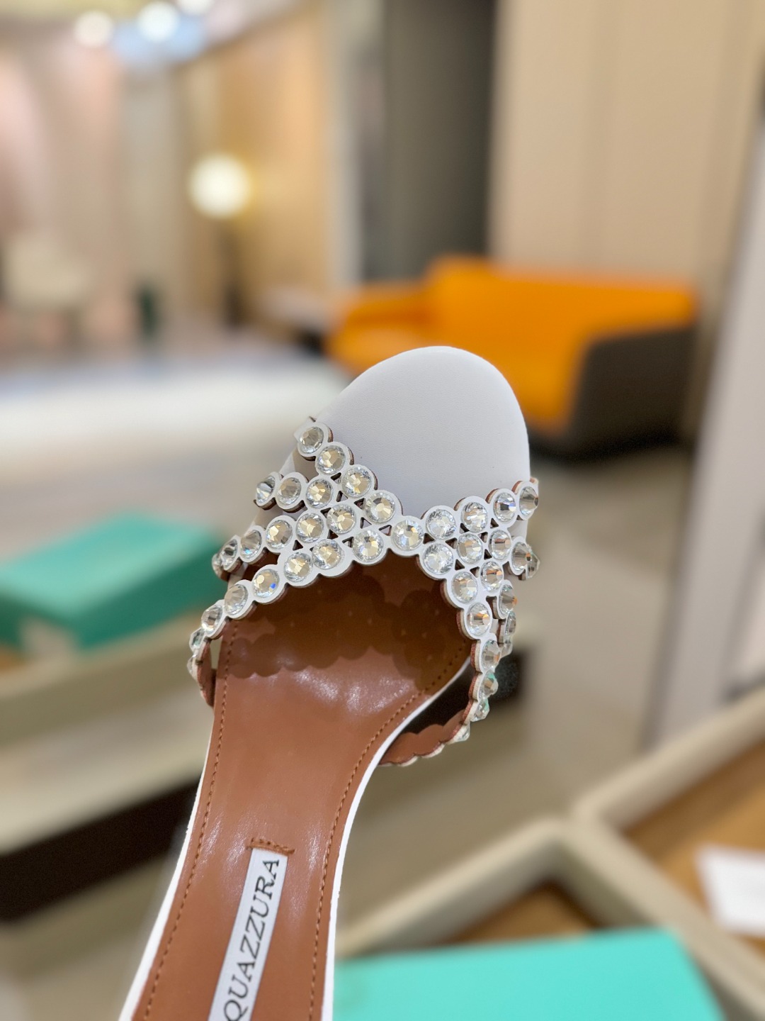 
Aquazzura   菠萝     𝐒𝐒  𝐧𝐞𝐰春夏新品高跟凉鞋。满满的钻，超闪 🌸((☀️⥎☀️