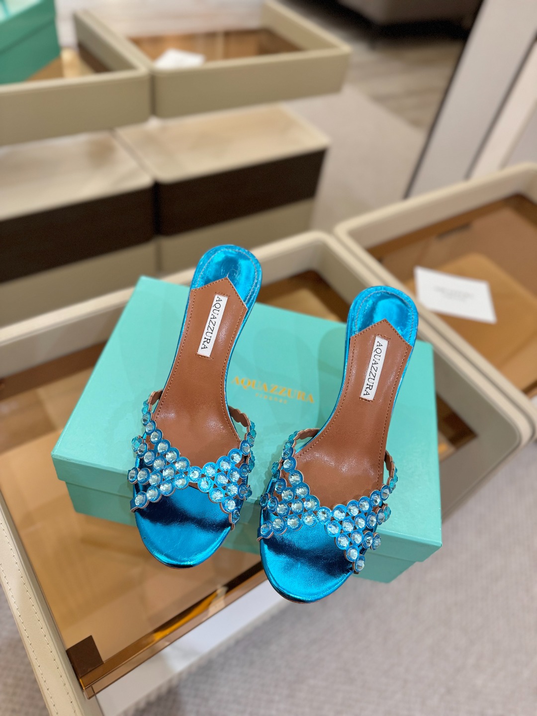 
Aquazzura   菠萝     𝐒𝐒  𝐧𝐞𝐰春夏新品高跟凉鞋。满满的钻，超闪 🌸((☀️⥎☀️