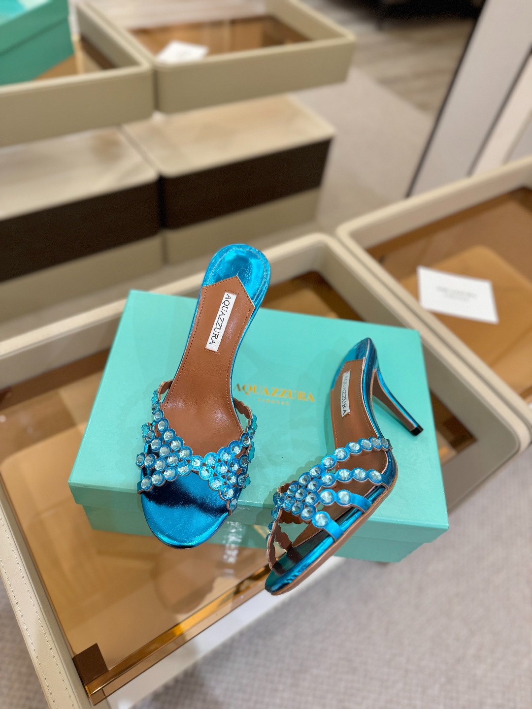 
Aquazzura   菠萝     𝐒𝐒  𝐧𝐞𝐰春夏新品高跟凉鞋。满满的钻，超闪 🌸((☀️⥎☀️