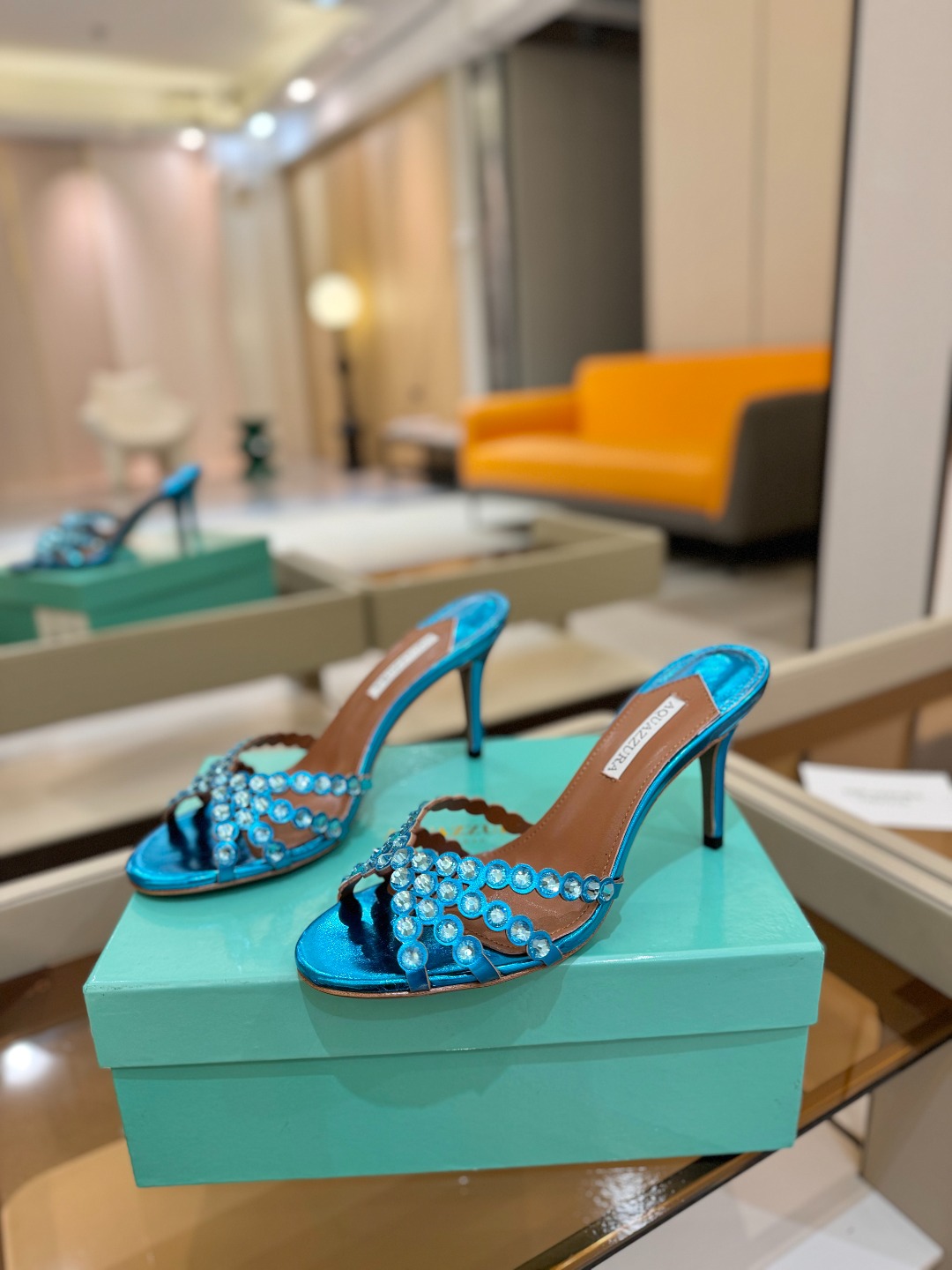 
Aquazzura   菠萝     𝐒𝐒  𝐧𝐞𝐰春夏新品高跟凉鞋。满满的钻，超闪 🌸((☀️⥎☀️
