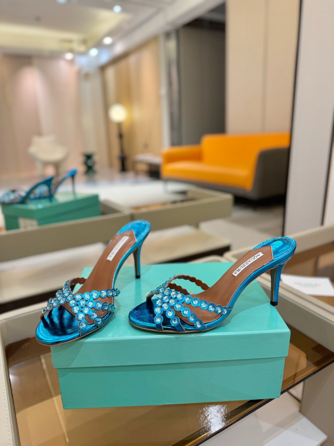 
Aquazzura   菠萝     𝐒𝐒  𝐧𝐞𝐰春夏新品高跟凉鞋。满满的钻，超闪 🌸((☀️⥎☀️