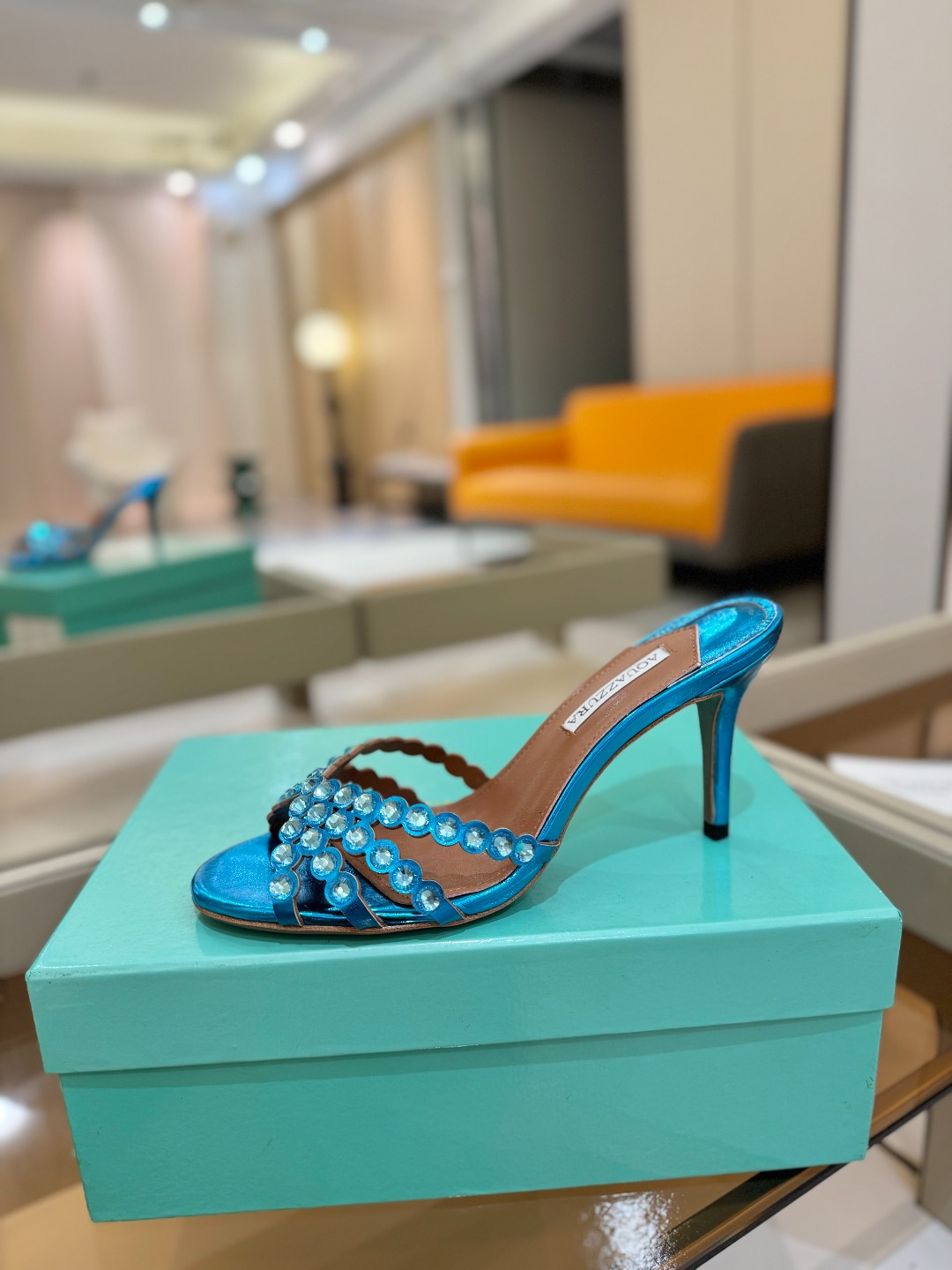 
Aquazzura   菠萝     𝐒𝐒  𝐧𝐞𝐰春夏新品高跟凉鞋。满满的钻，超闪 🌸((☀️⥎☀️