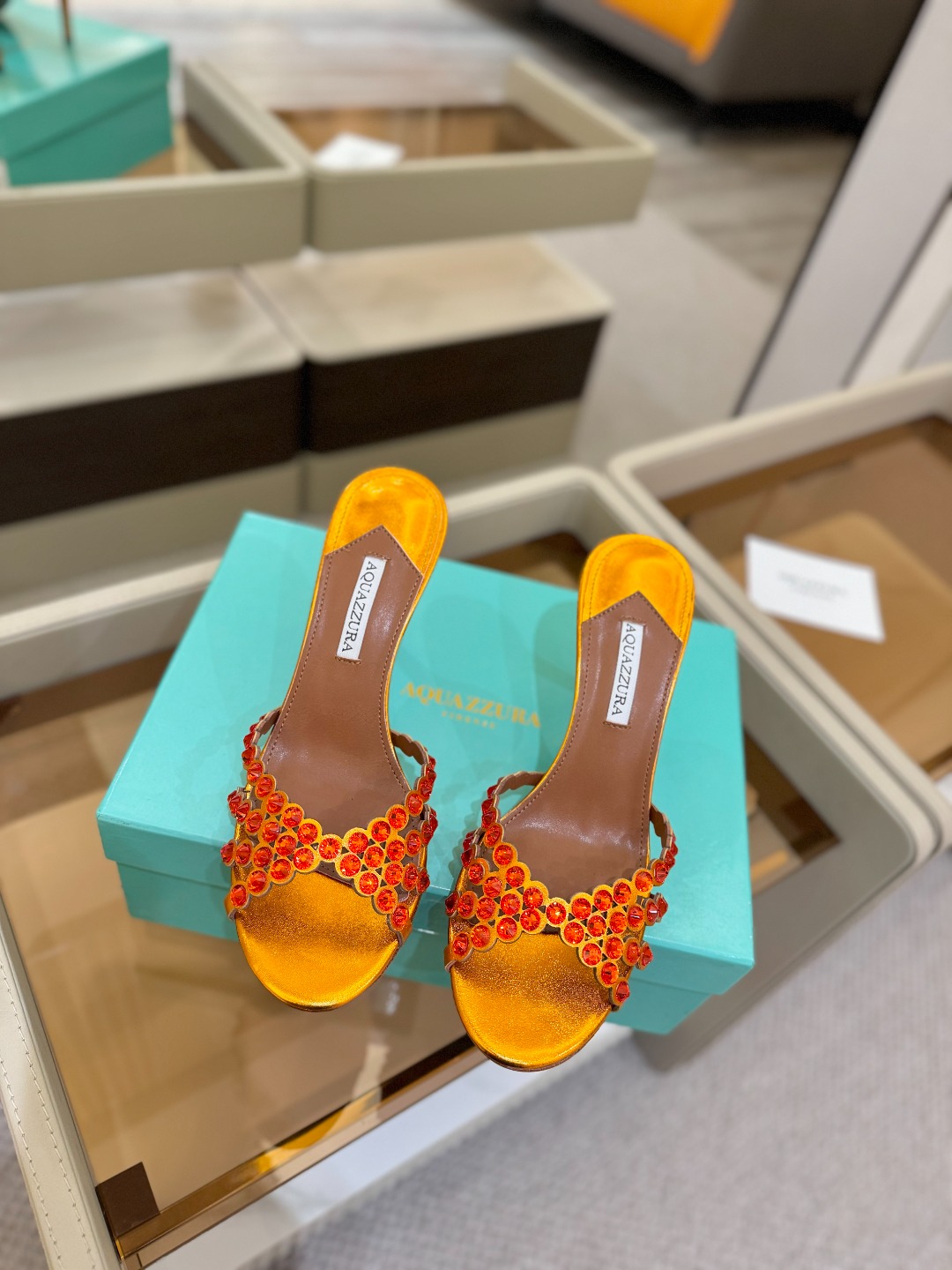 
Aquazzura   菠萝     𝐒𝐒  𝐧𝐞𝐰春夏新品高跟凉鞋。满满的钻，超闪 🌸((☀️⥎☀️