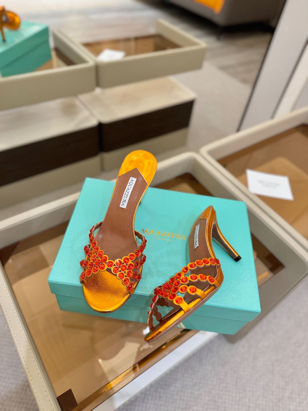 
Aquazzura   菠萝     𝐒𝐒  𝐧𝐞𝐰春夏新品高跟凉鞋。满满的钻，超闪 🌸((☀️⥎☀️