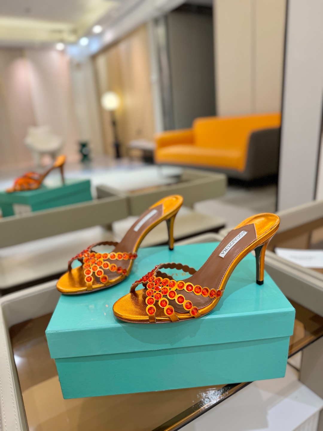 
Aquazzura   菠萝     𝐒𝐒  𝐧𝐞𝐰春夏新品高跟凉鞋。满满的钻，超闪 🌸((☀️⥎☀️