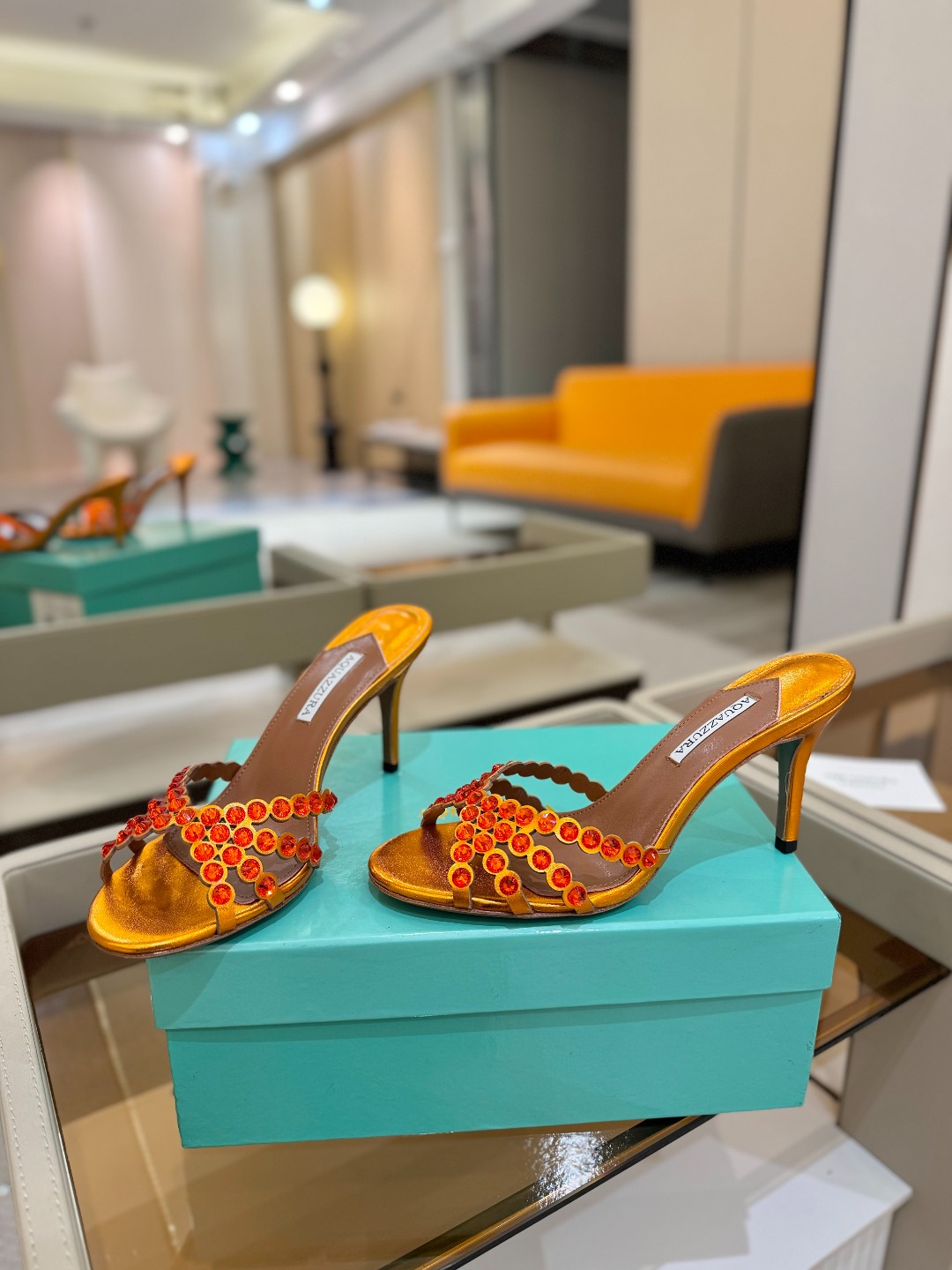 
Aquazzura   菠萝     𝐒𝐒  𝐧𝐞𝐰春夏新品高跟凉鞋。满满的钻，超闪 🌸((☀️⥎☀️