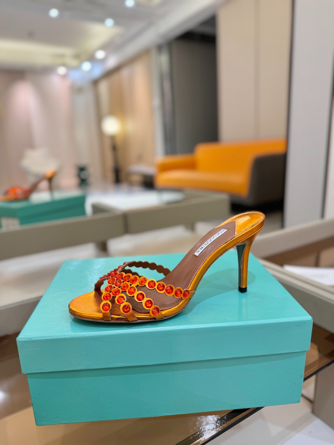 
Aquazzura   菠萝     𝐒𝐒  𝐧𝐞𝐰春夏新品高跟凉鞋。满满的钻，超闪 🌸((☀️⥎☀️