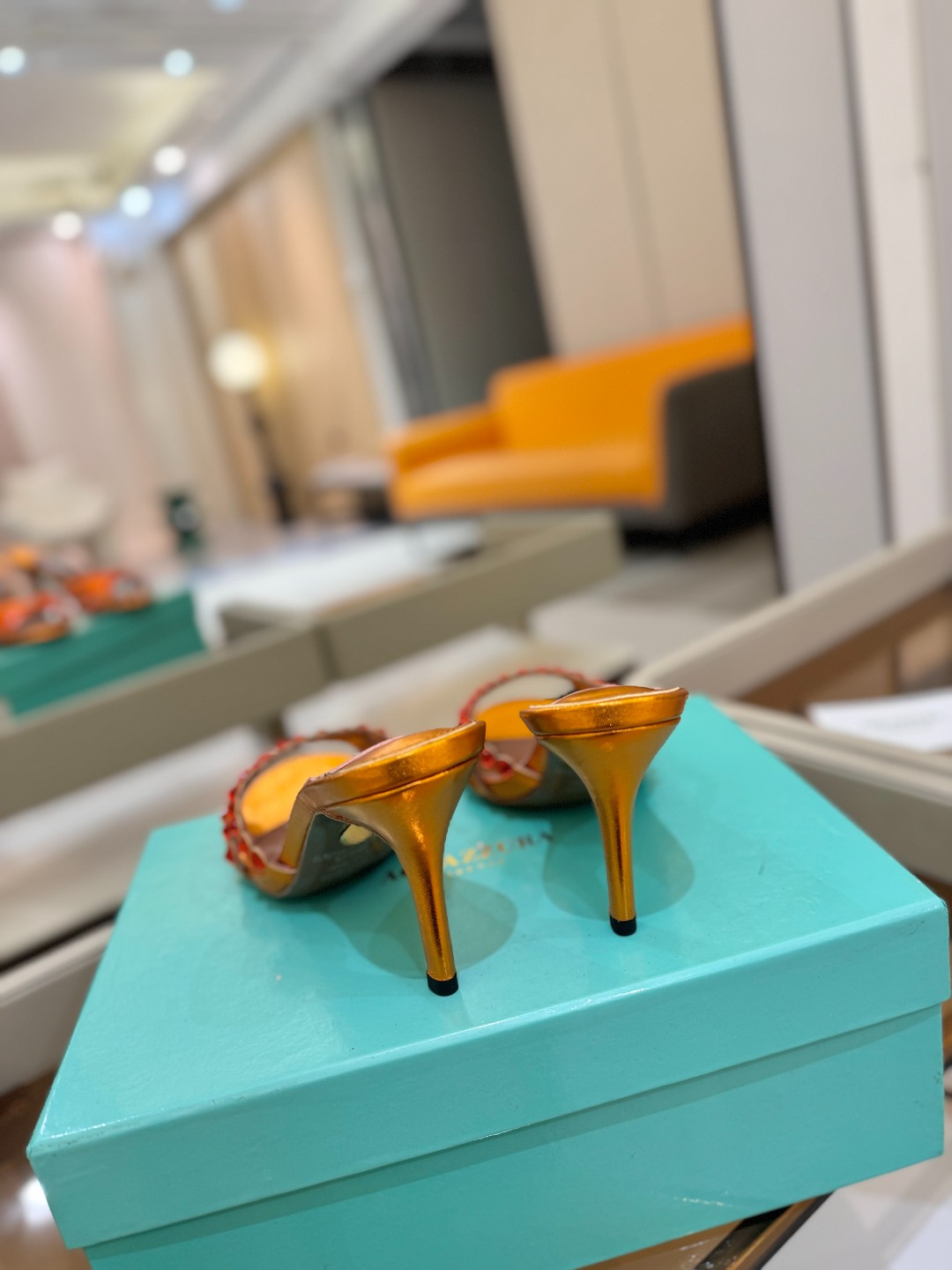 
Aquazzura   菠萝     𝐒𝐒  𝐧𝐞𝐰春夏新品高跟凉鞋。满满的钻，超闪 🌸((☀️⥎☀️