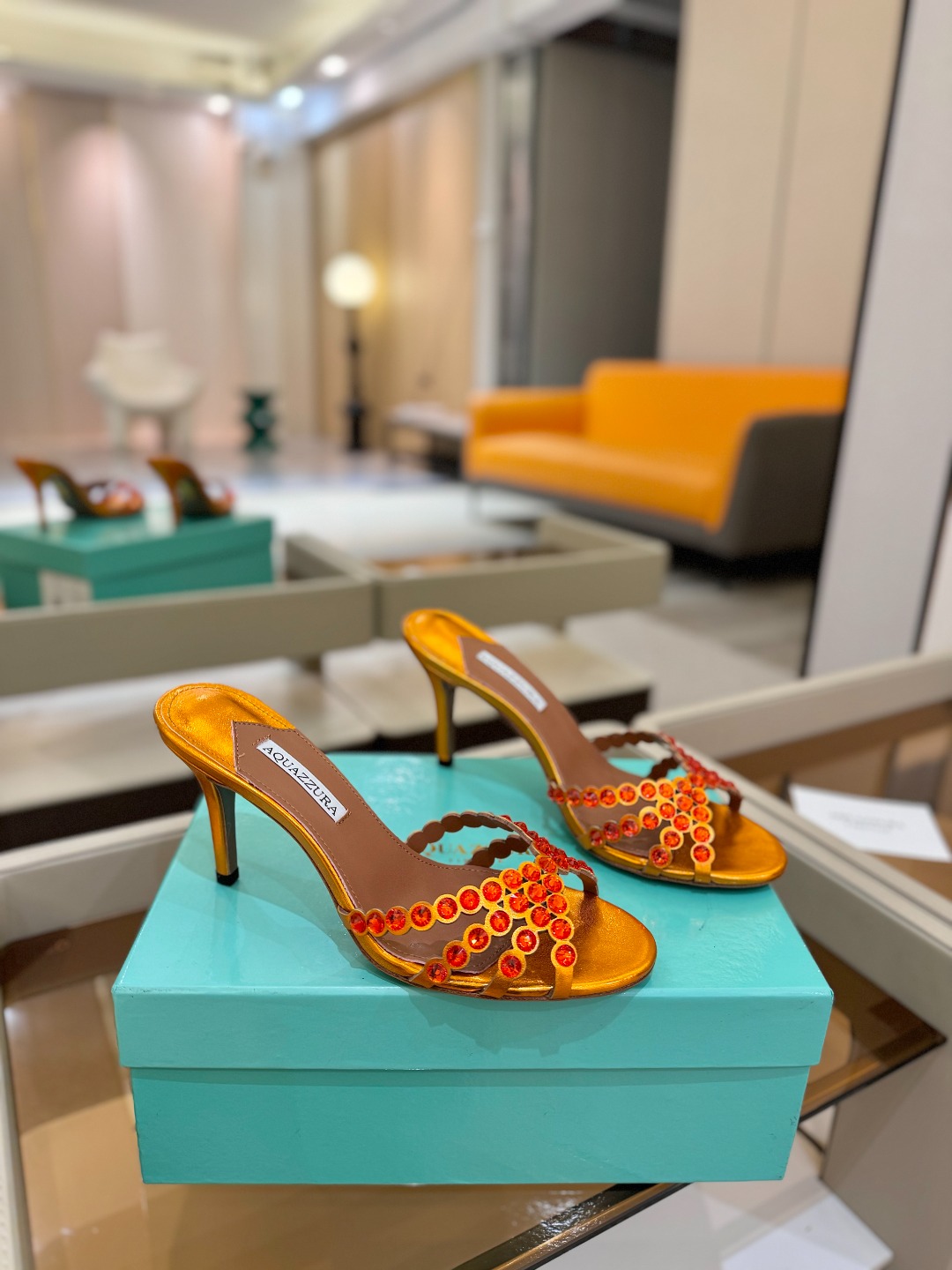 
Aquazzura   菠萝     𝐒𝐒  𝐧𝐞𝐰春夏新品高跟凉鞋。满满的钻，超闪 🌸((☀️⥎☀️