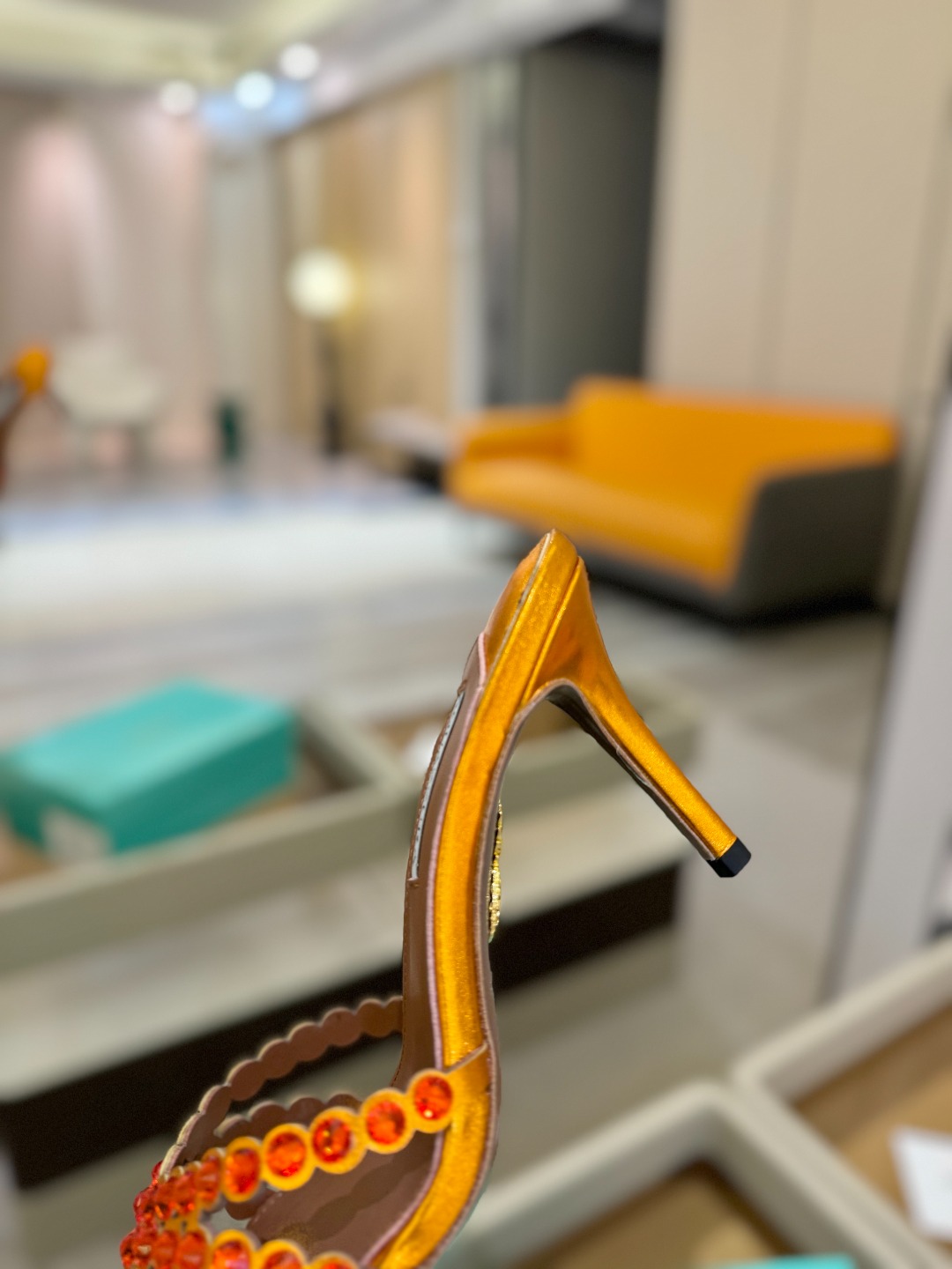 
Aquazzura   菠萝     𝐒𝐒  𝐧𝐞𝐰春夏新品高跟凉鞋。满满的钻，超闪 🌸((☀️⥎☀️