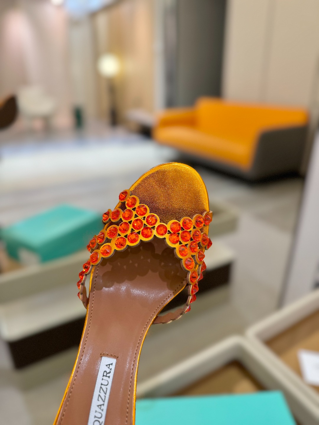 
Aquazzura   菠萝     𝐒𝐒  𝐧𝐞𝐰春夏新品高跟凉鞋。满满的钻，超闪 🌸((☀️⥎☀️