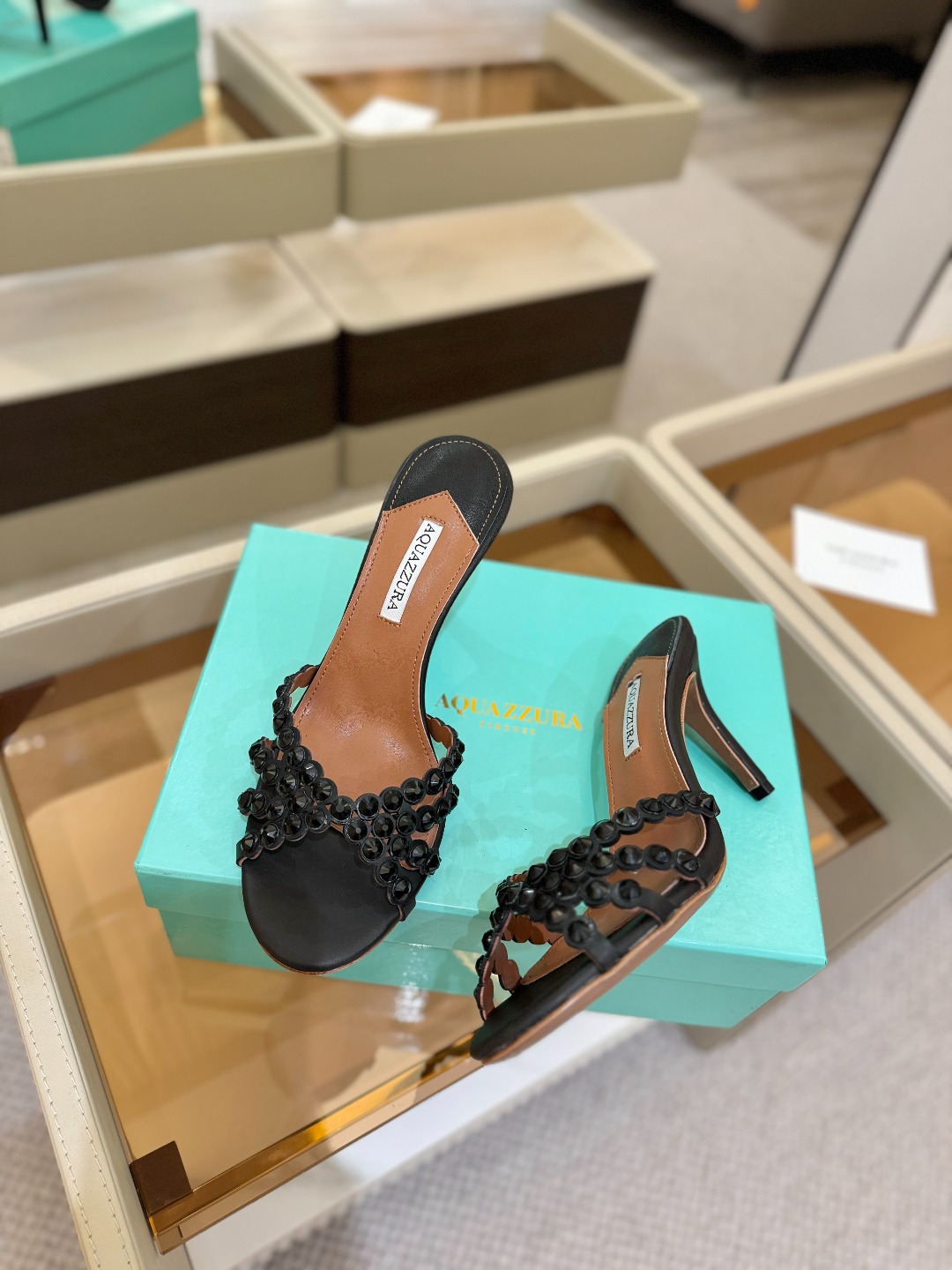
Aquazzura   菠萝     𝐒𝐒  𝐧𝐞𝐰春夏新品高跟凉鞋。满满的钻，超闪 🌸((☀️⥎☀️
