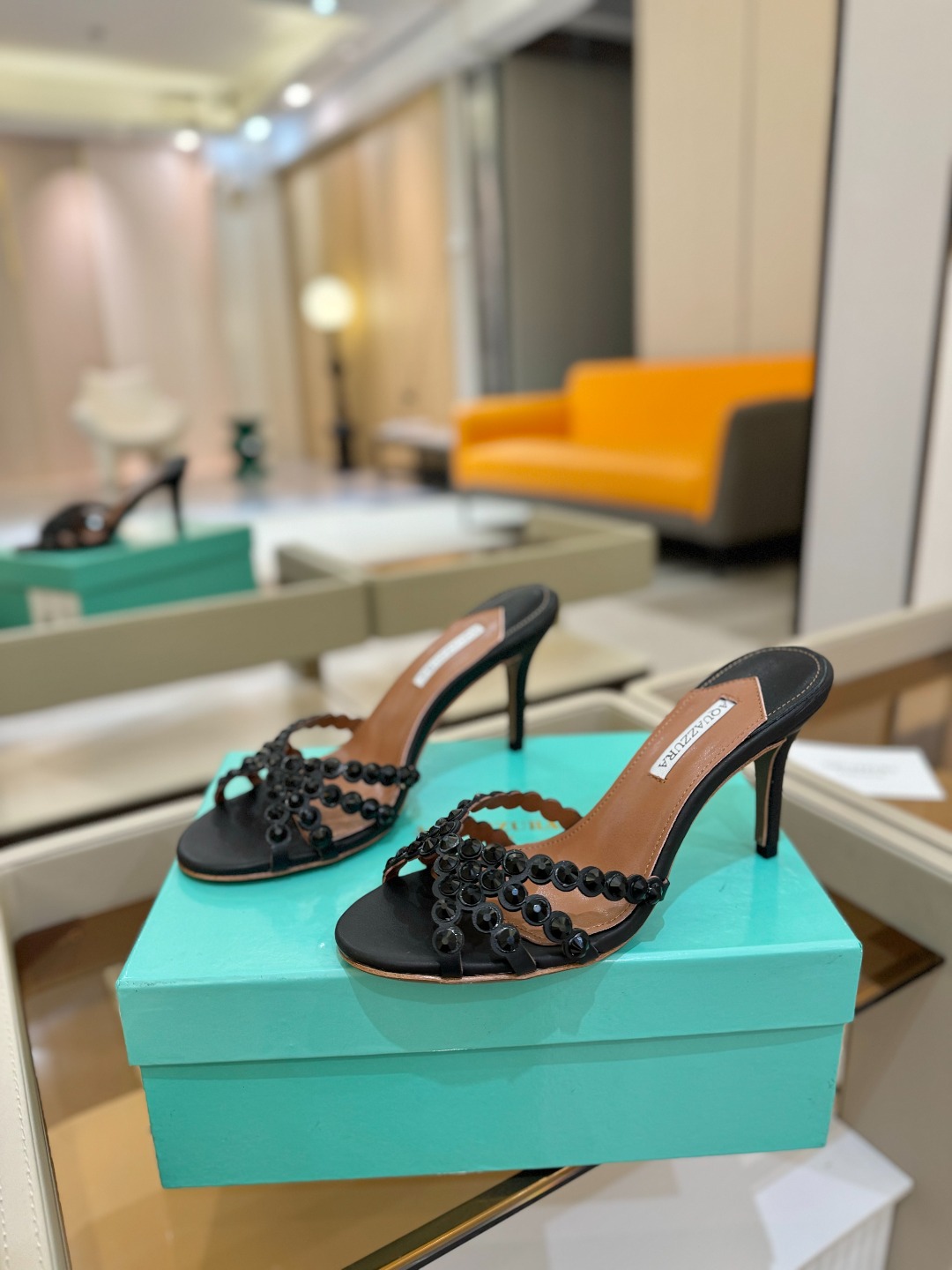 
Aquazzura   菠萝     𝐒𝐒  𝐧𝐞𝐰春夏新品高跟凉鞋。满满的钻，超闪 🌸((☀️⥎☀️