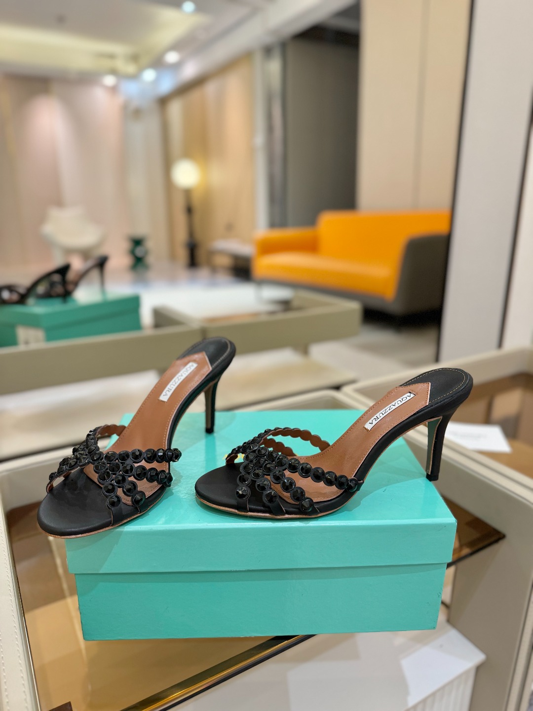 
Aquazzura   菠萝     𝐒𝐒  𝐧𝐞𝐰春夏新品高跟凉鞋。满满的钻，超闪 🌸((☀️⥎☀️