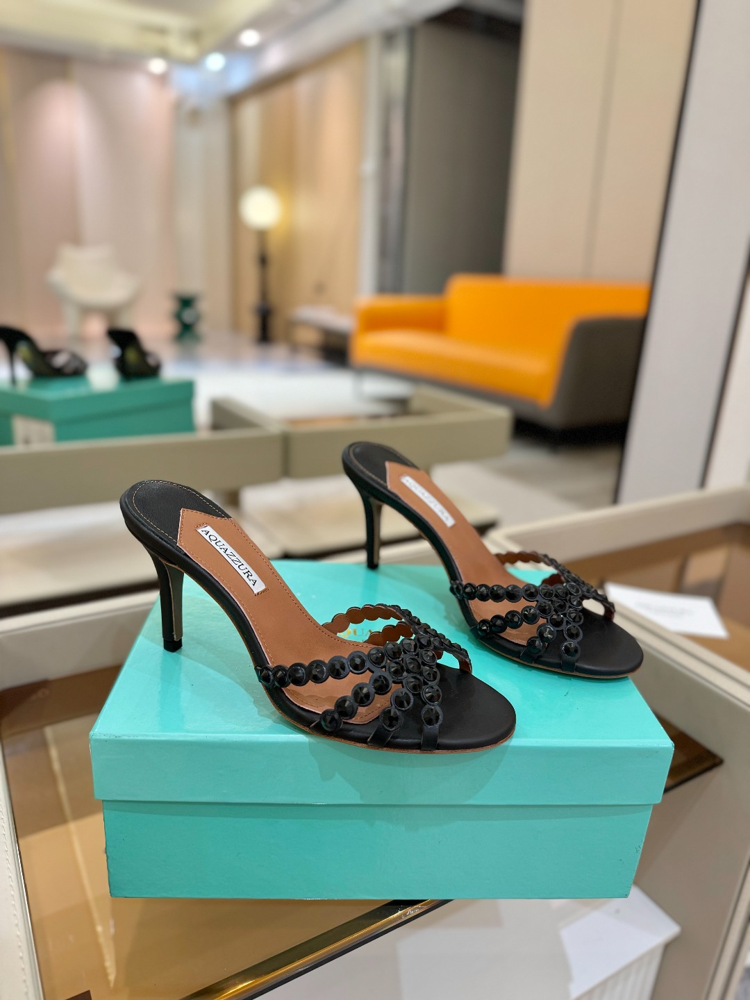 
Aquazzura   菠萝     𝐒𝐒  𝐧𝐞𝐰春夏新品高跟凉鞋。满满的钻，超闪 🌸((☀️⥎☀️