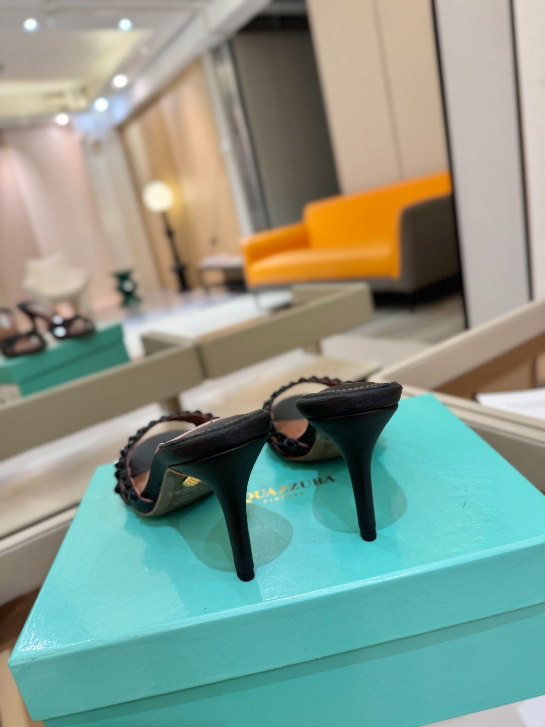 
Aquazzura   菠萝     𝐒𝐒  𝐧𝐞𝐰春夏新品高跟凉鞋。满满的钻，超闪 🌸((☀️⥎☀️
