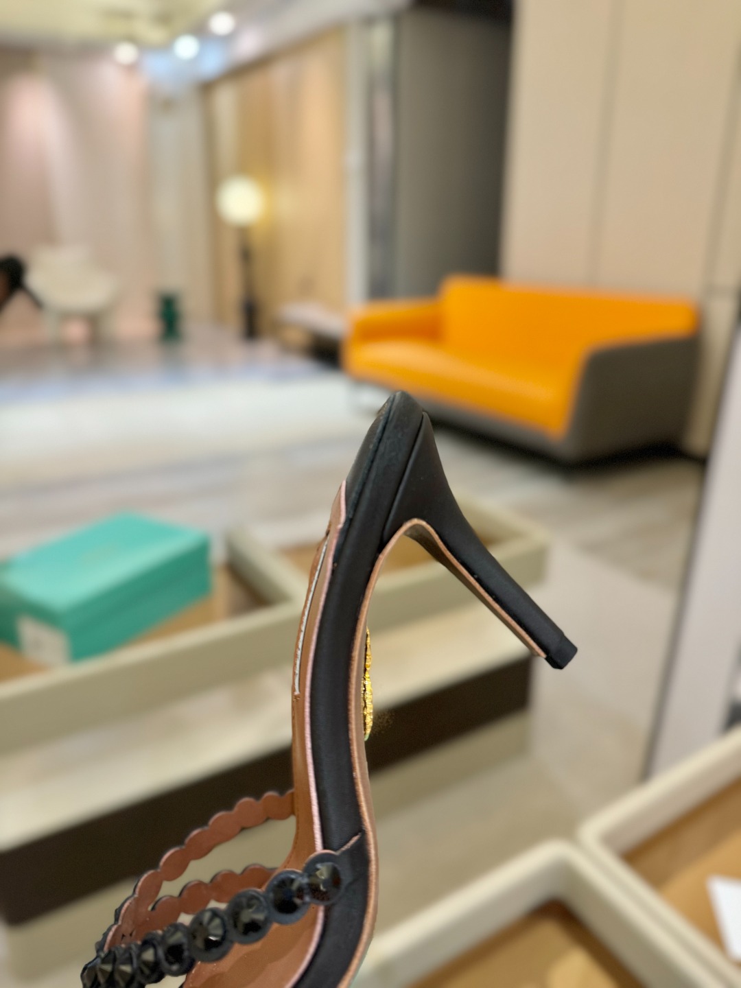 
Aquazzura   菠萝     𝐒𝐒  𝐧𝐞𝐰春夏新品高跟凉鞋。满满的钻，超闪 🌸((☀️⥎☀️